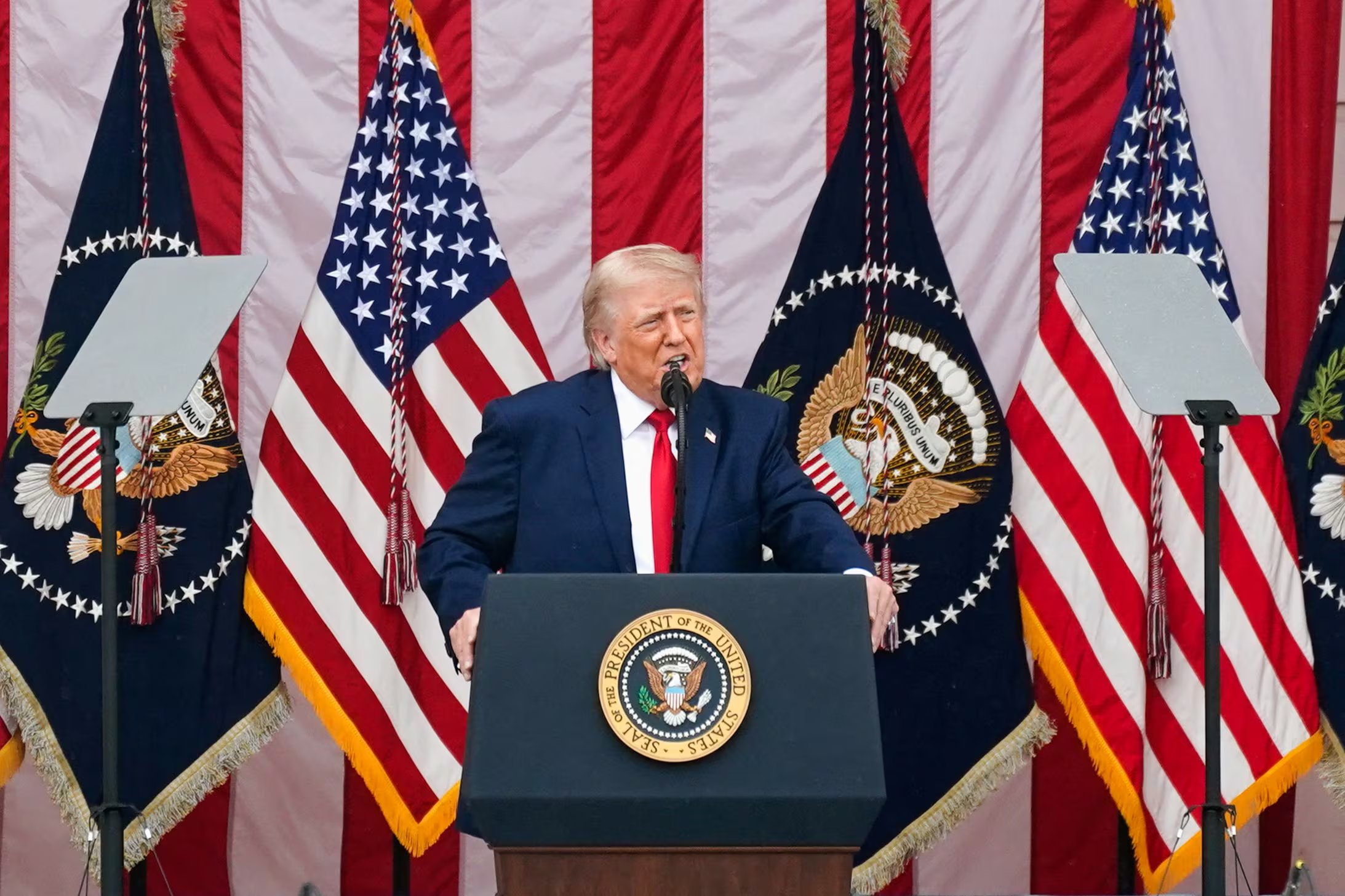 El presidente Donald Trump afirmó el lunes en Truth Social que las conversaciones con Irán avanzan “muy bien”, aunque advirtió sobre nuevos ataques si fracasan (REUTERS)