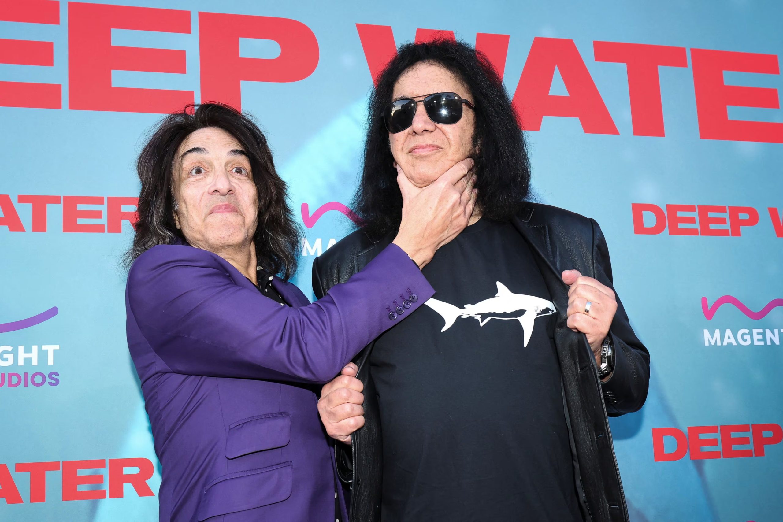 El productor Gene Simmons y Paul Stanley asisten al estreno de la película Deep Water en Los Ángeles, California, EE. UU., el 27 de abril de 2026 (REUTERS/Mario Anzuoni)