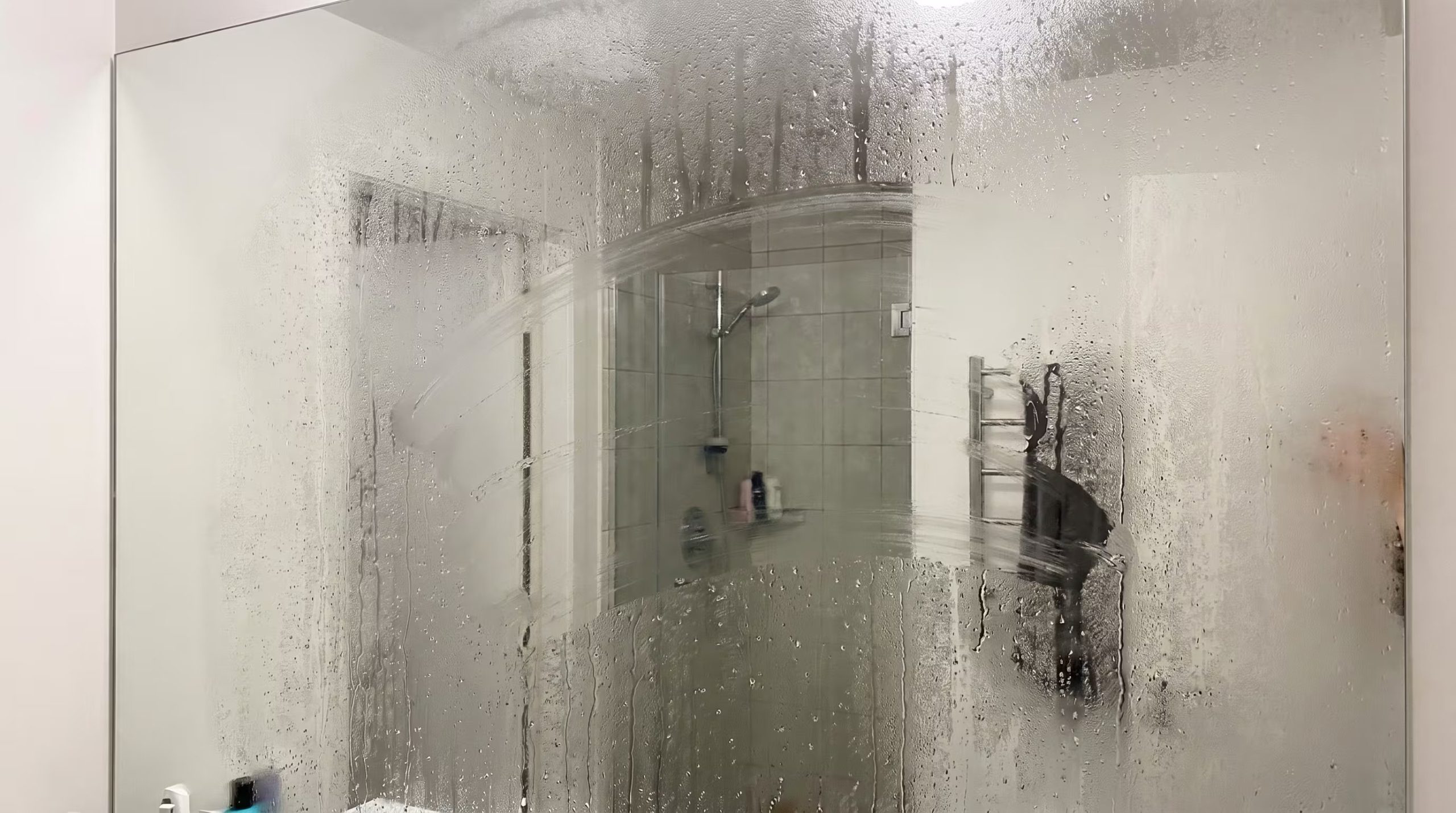 Baños modernos con alto aislamiento térmico favorecen la condensación: el vapor de la regadera suele elevar la humedad relativa por encima de 60% y se deposita en superficies frías. (Imagen Ilustrativa Infobae)