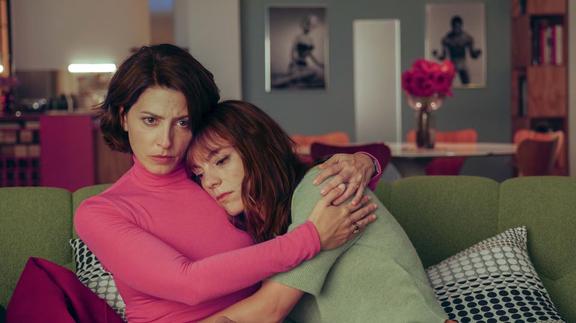 Bárbara Lennie y Victoria Luengo en 'Amarga Navidad', de Pedro Almodovar (El Deseo)