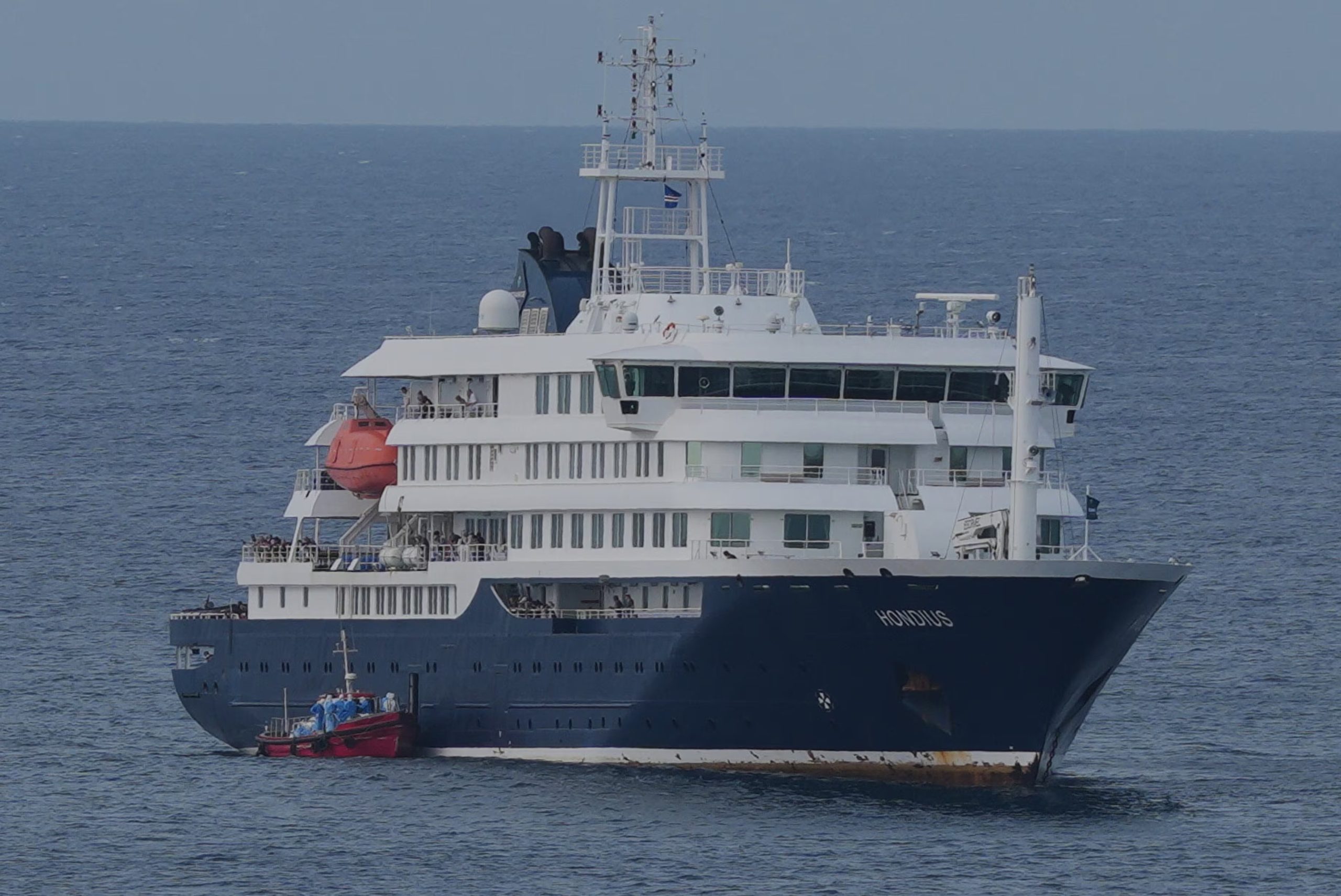 El crucero MV Hondius, anclado en Praia, Cabo Verde, el miércoles 6 de mayo de 2026. (AP Foto/Misper Apawu)