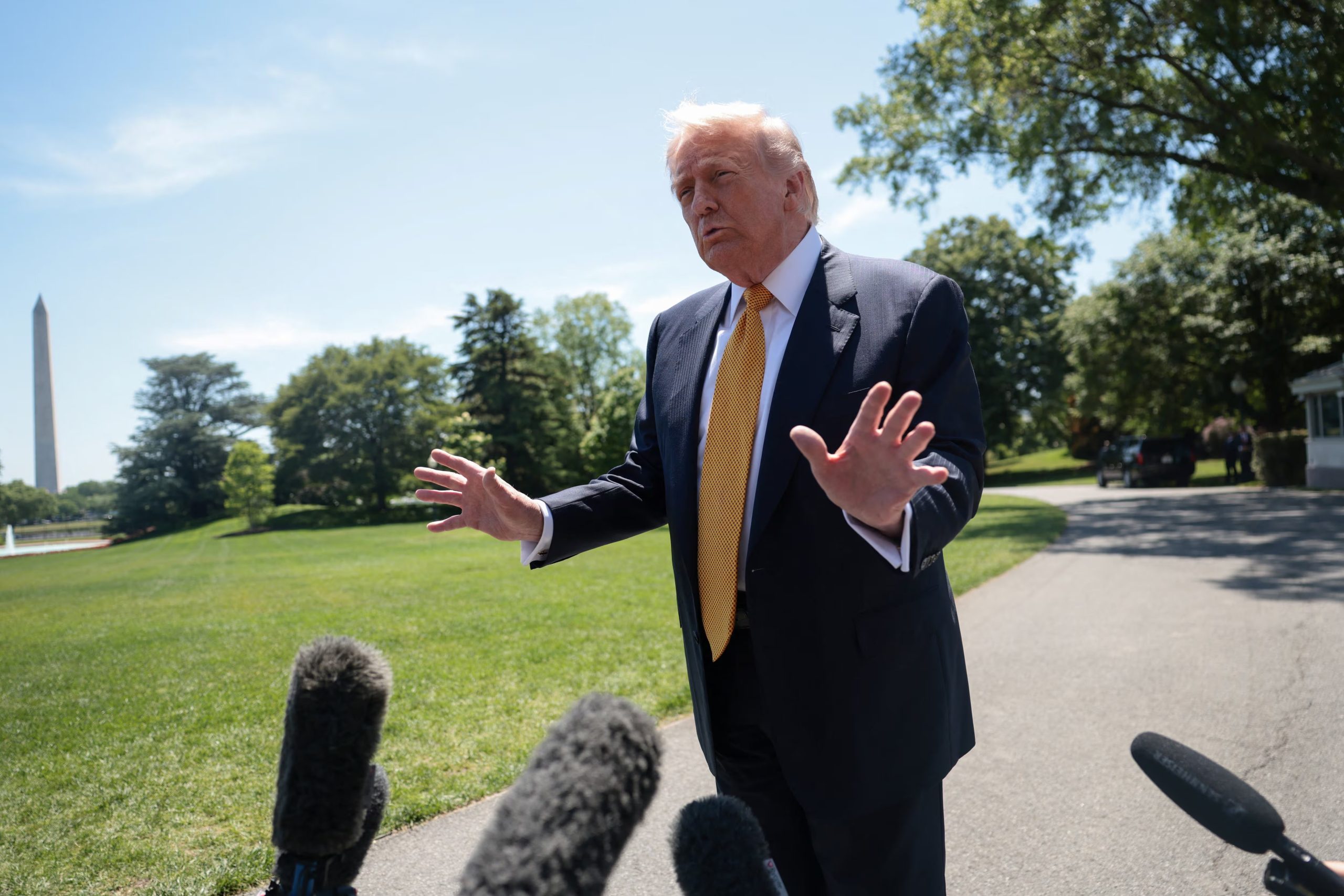 Donald Trump responde preguntas de periodistas antes de viajar a Beijing para reunirse con Xi Jinping (REUTERS/Evelyn Hockstein)