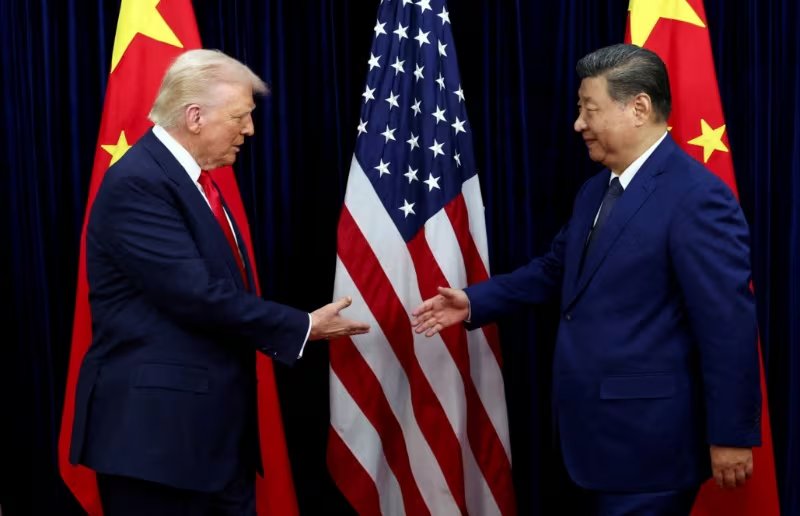 El mandatario estadounidense, Donald Trump, estrecha la mano de Xi Jinping en el Aeropuerto Internacional de Gimhae, durante la cumbre APEC celebrada en Corea del Sur (REUTERS/Evelyn Hockstein/Archivo)