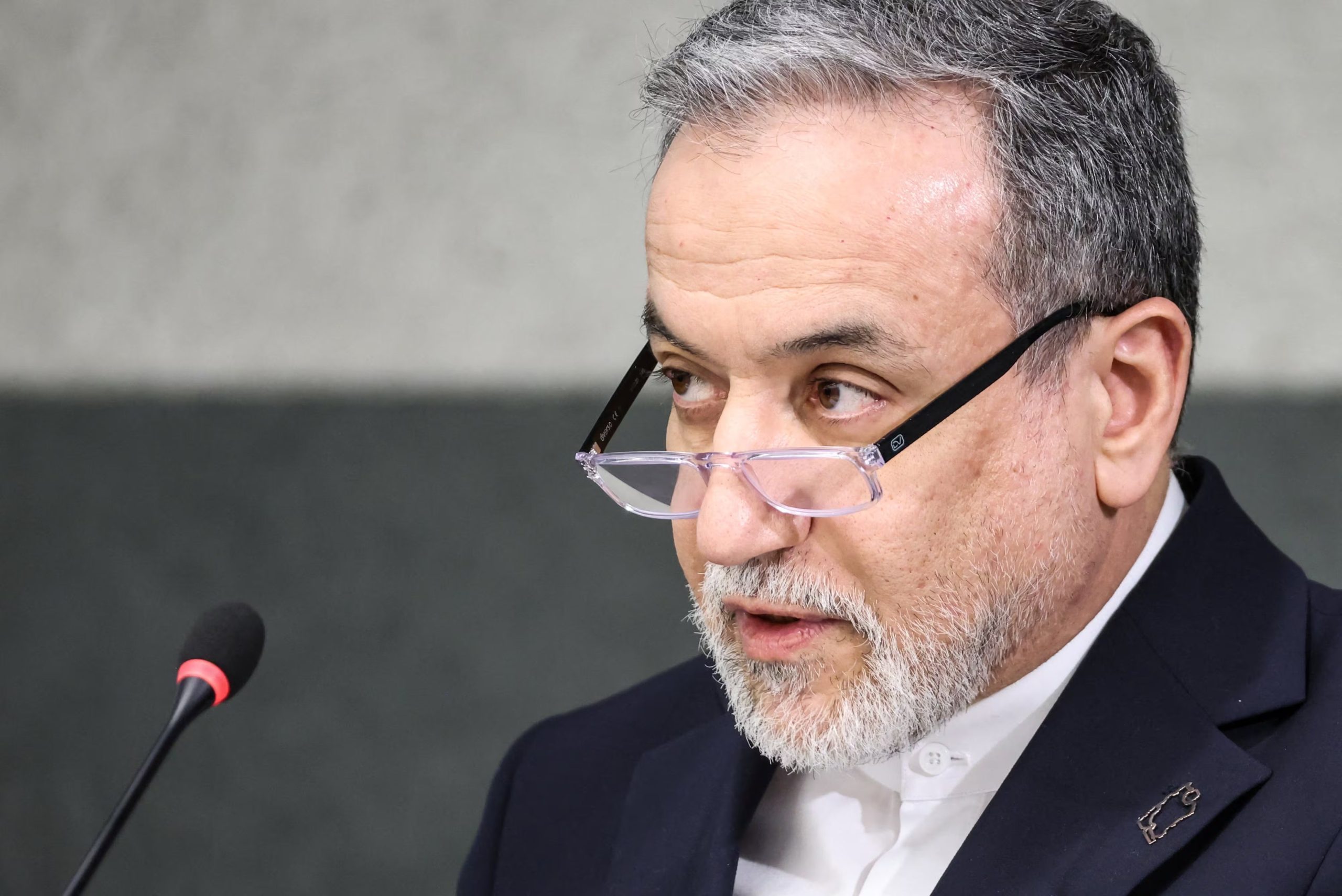 El ministro de Asuntos Exteriores de Irán, Araghchi comenzó a alcanzar acuerdos parciales con algunos países para permitir el tránsito marítimo bajo determinadas condiciones (REUTERS)