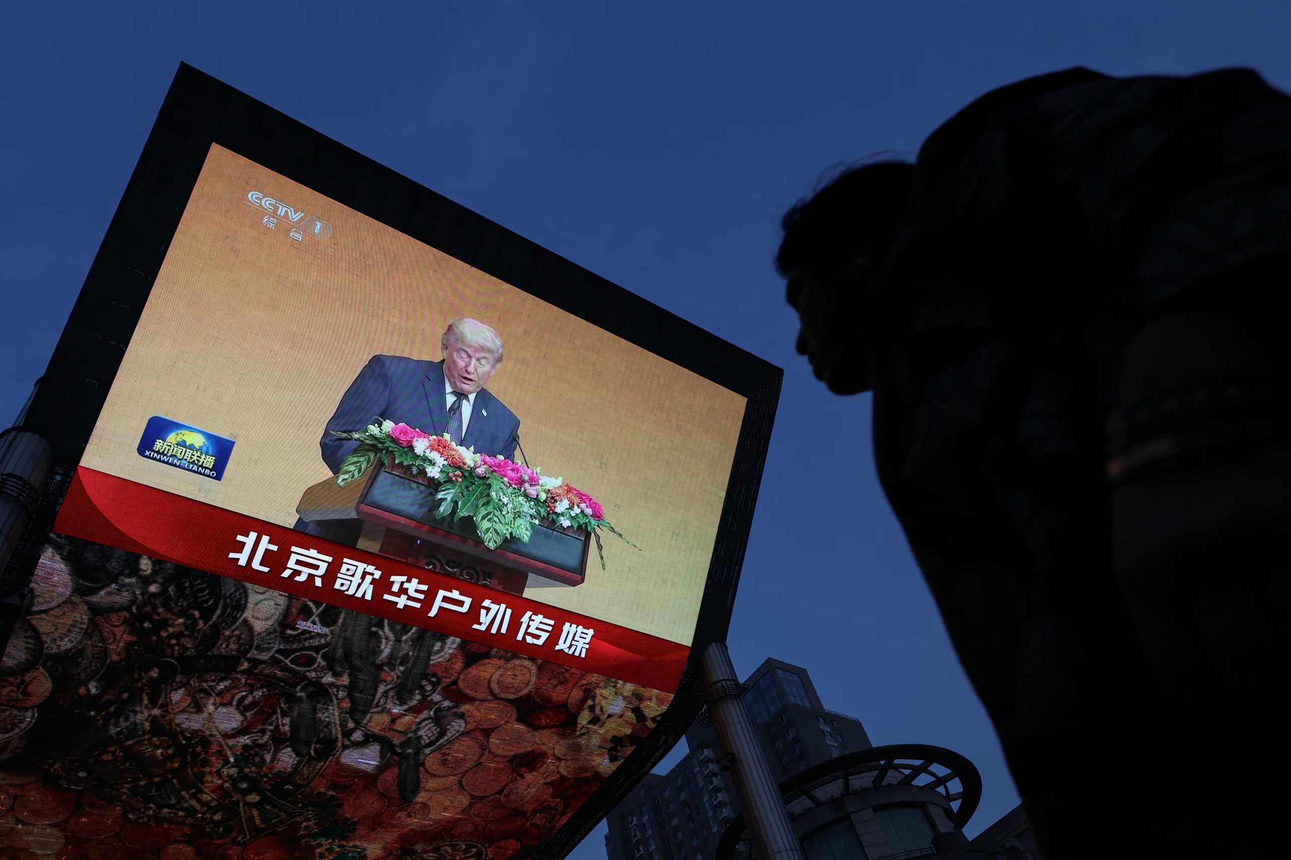 Estados Unidos lidera el desarrollo de inteligencia artificial y limita el acceso de China a semiconductores avanzados mientras negocian protocolos de seguridad conjuntos. (REUTERS/Tingshu Wang)