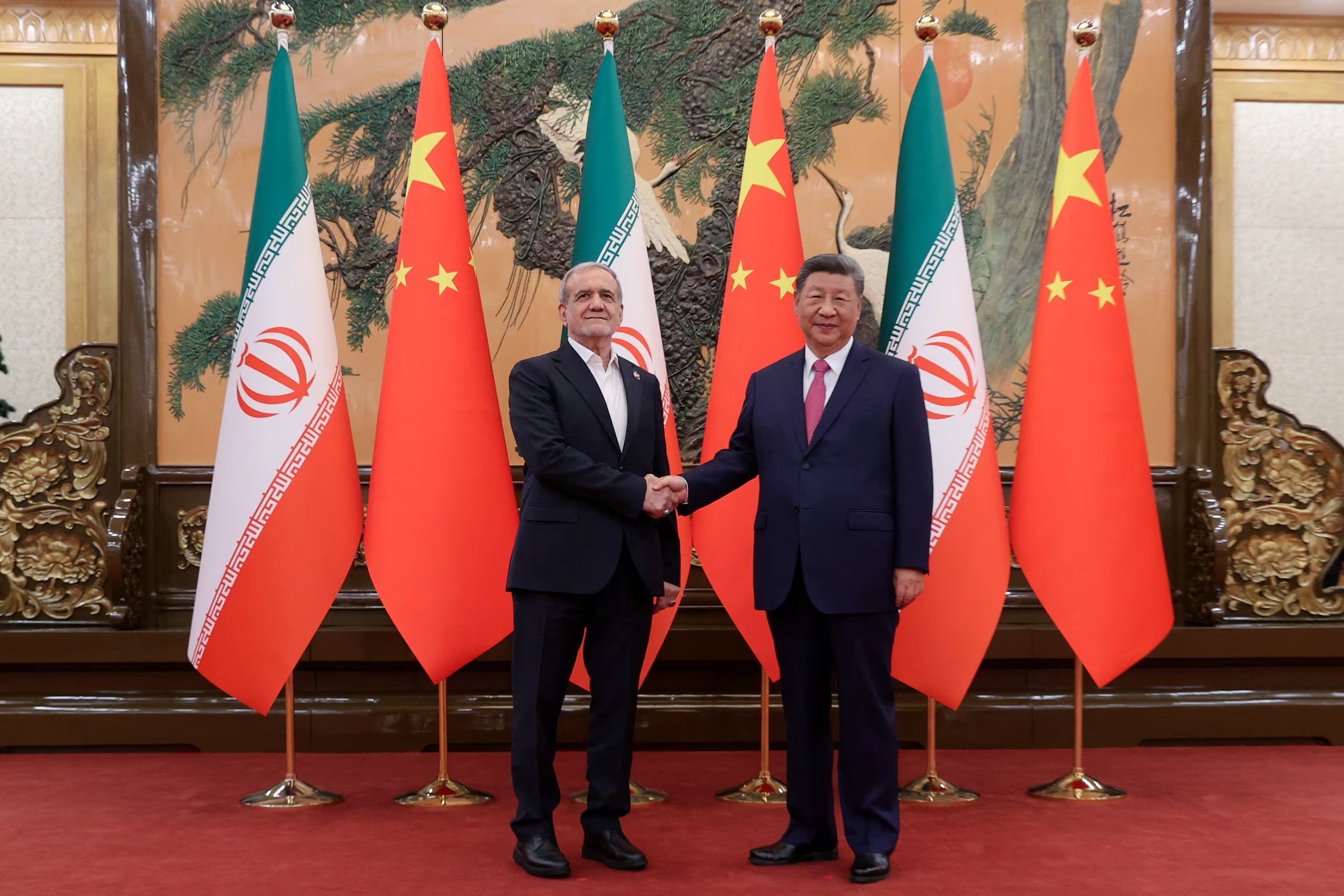 El último encuentro de alto nivel entre el presidente de Irán, Masoud Pezeshkian, con su par chino, Xi Jinping, en Beijing (Iran's Presidential website/WANA (West Asia News Agency)/Handout via REUTERS/Archivo)