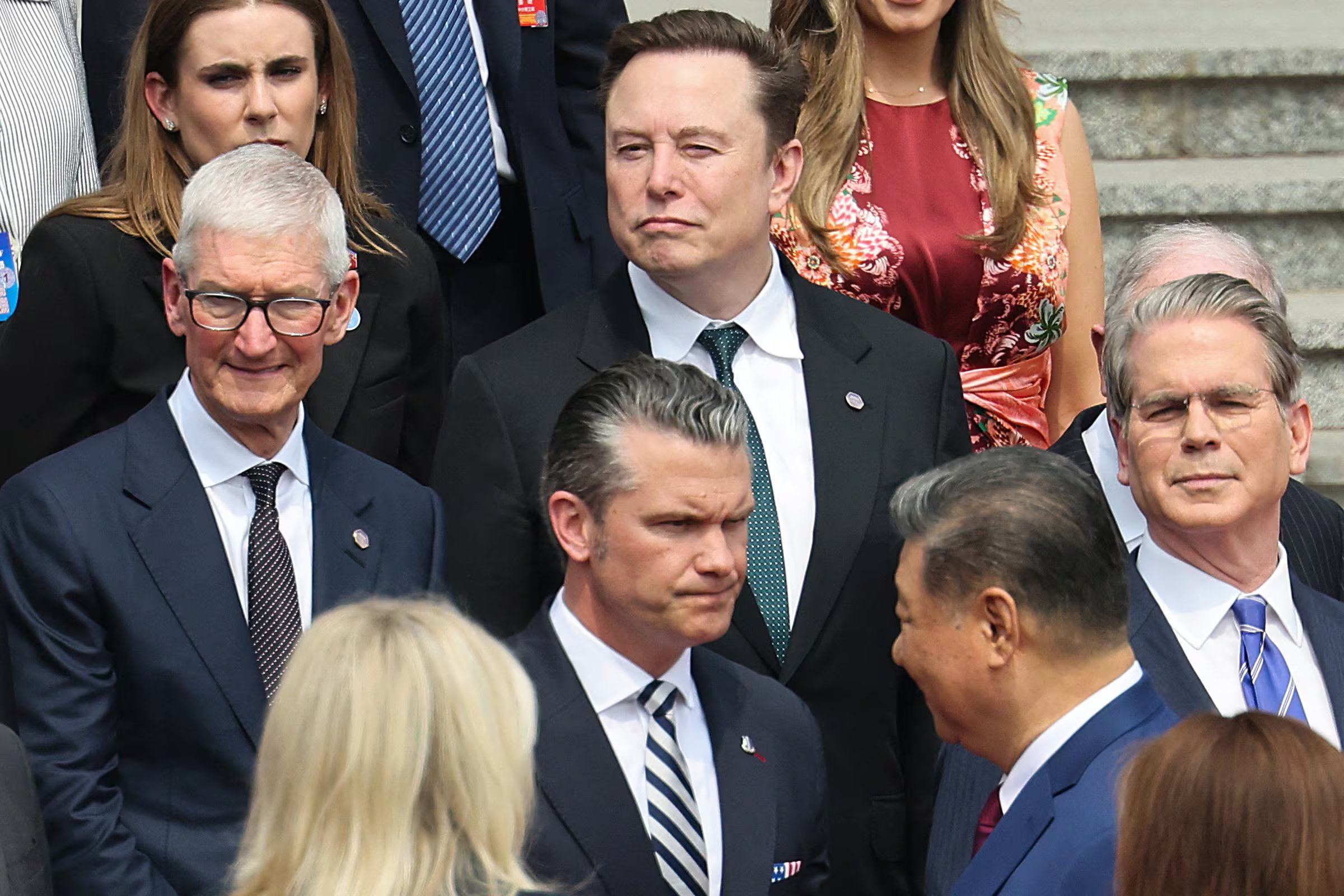 El director ejecutivo de Apple, Tim Cook; el director ejecutivo de Tesla, Elon Musk; el secretario de Defensa de EEUU, Pete Hegseth, y el secretario del Tesoro de EEUU, Scott Bessent, asistieron a la ceremonia de bienvenida que el presidente chino, Xi Jinping, ofreció al presidente de EEUU, Donald Trump, en el Gran Salón del Pueblo de Beijing. (REUTERS/Maxim Shemetov)