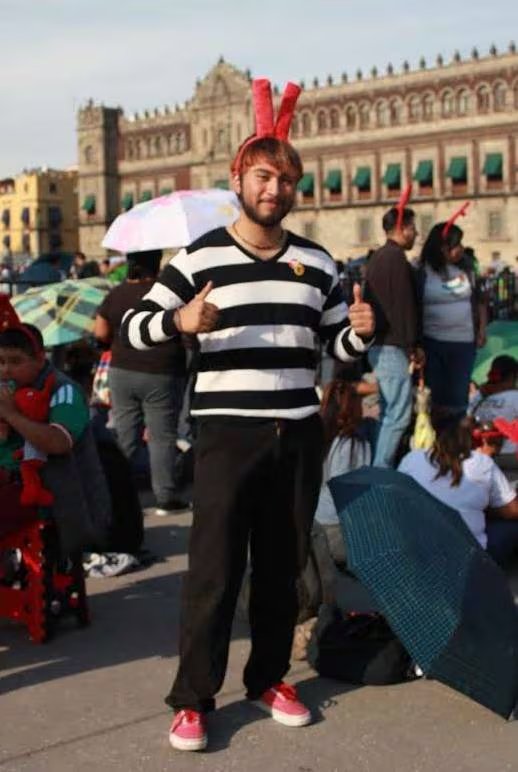 Un fanático sonriente con atuendo temático de 31 minutos expresa su alegría en el concierto gratuito celebrado en una plaza pública. (Merary Núñez/ Infobae)
