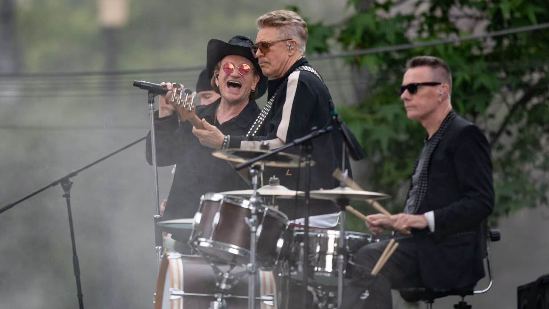 CIUDAD DE MÉXICO, 12MAYO2026.- La banda irlandesa U2 integrada por Bono, The Edge, Adam Clayton y Larry Mullen Jr en calles del centro histórico de la Ciudad de México, graban un video de su nuevo tema. FOTO: EDGAR NEGRETE LIRA/CUARTOSCURO.COM