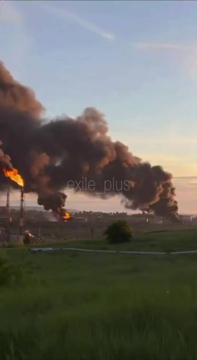 Columnas de humo negro se elevan sobre la refinería de Saratov, operada por Rosneft, tras el ataque de drones ucranianos en la madrugada del domingo. La planta procesa siete millones de toneladas de crudo al año. (redes sociales)