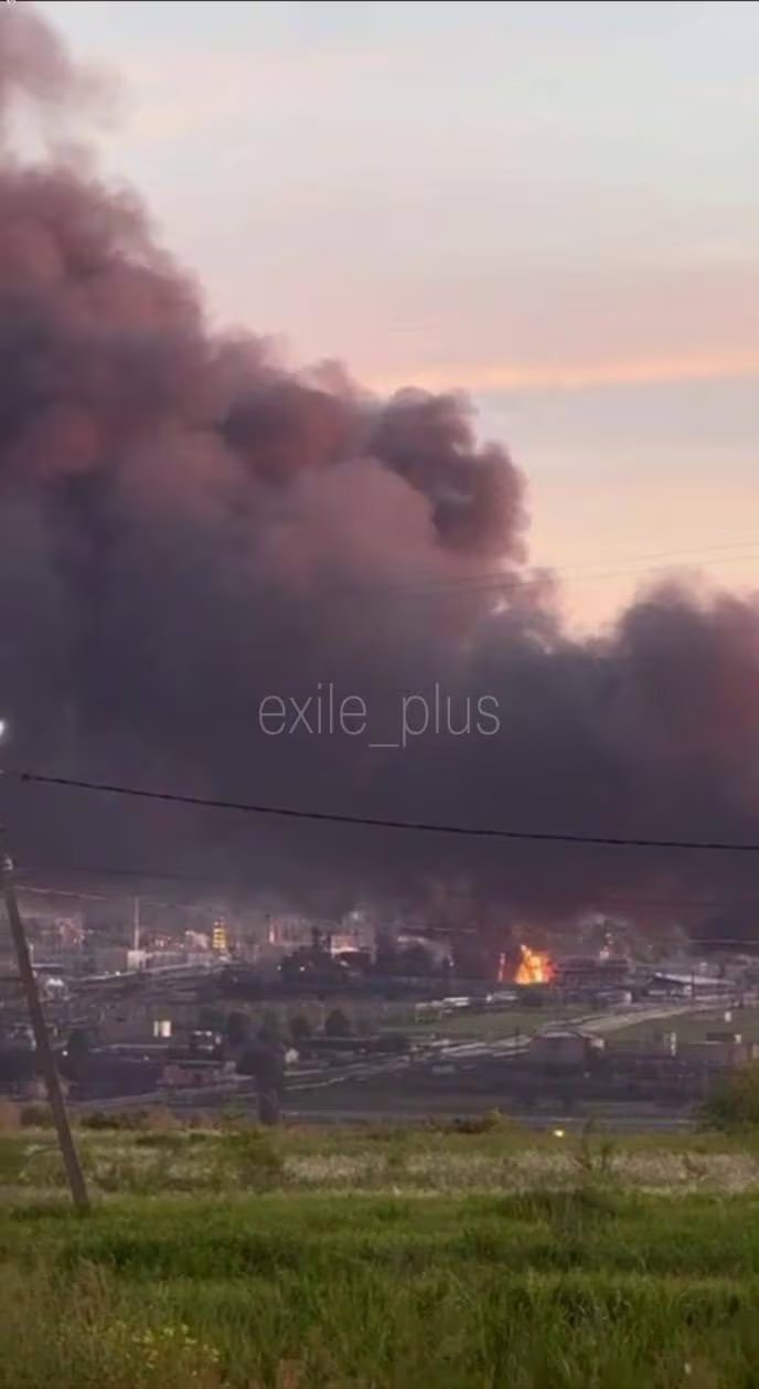 El incendio desatado en la refinería de Saratov tras el bombardeo ucraniano, visible a gran distancia. El Estado Mayor de Kiev confirmó un 