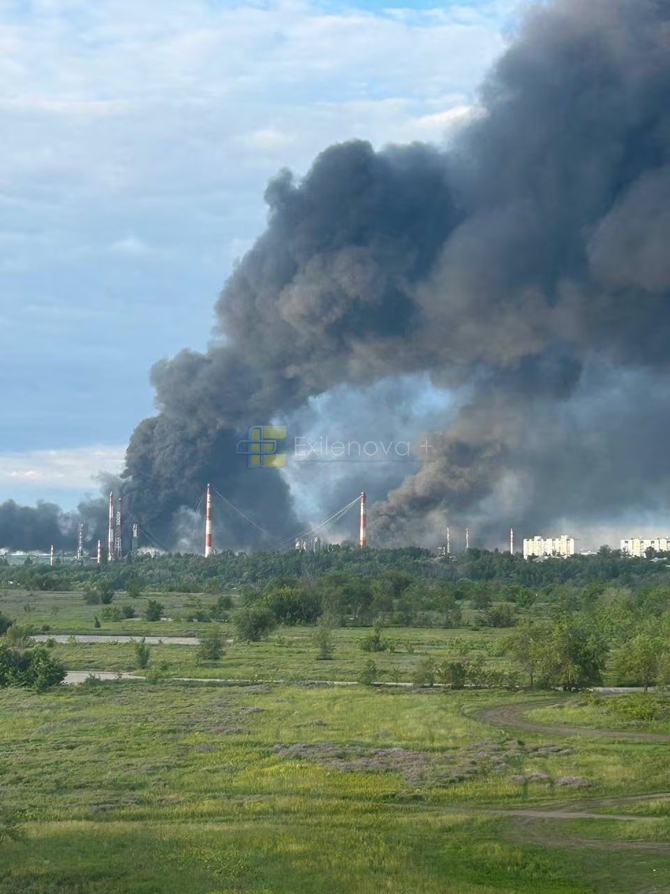 Humo sobre la refinería de Saratov, a 700 kilómetros al sureste de Moscú. La instalación produce gasolina y diésel que, según Kiev, abastecen directamente la logística militar rusa. (RRSS)