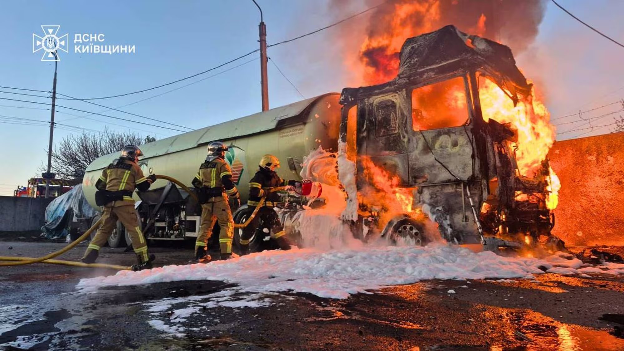 Personal de emergencias trabaja para extinguir un incendio tras un dron de ataque ruso en la región de Kiev, Ucrania, el martes 5 de mayo de 2026 (Servicio Ucraniano de Emergencias via AP)