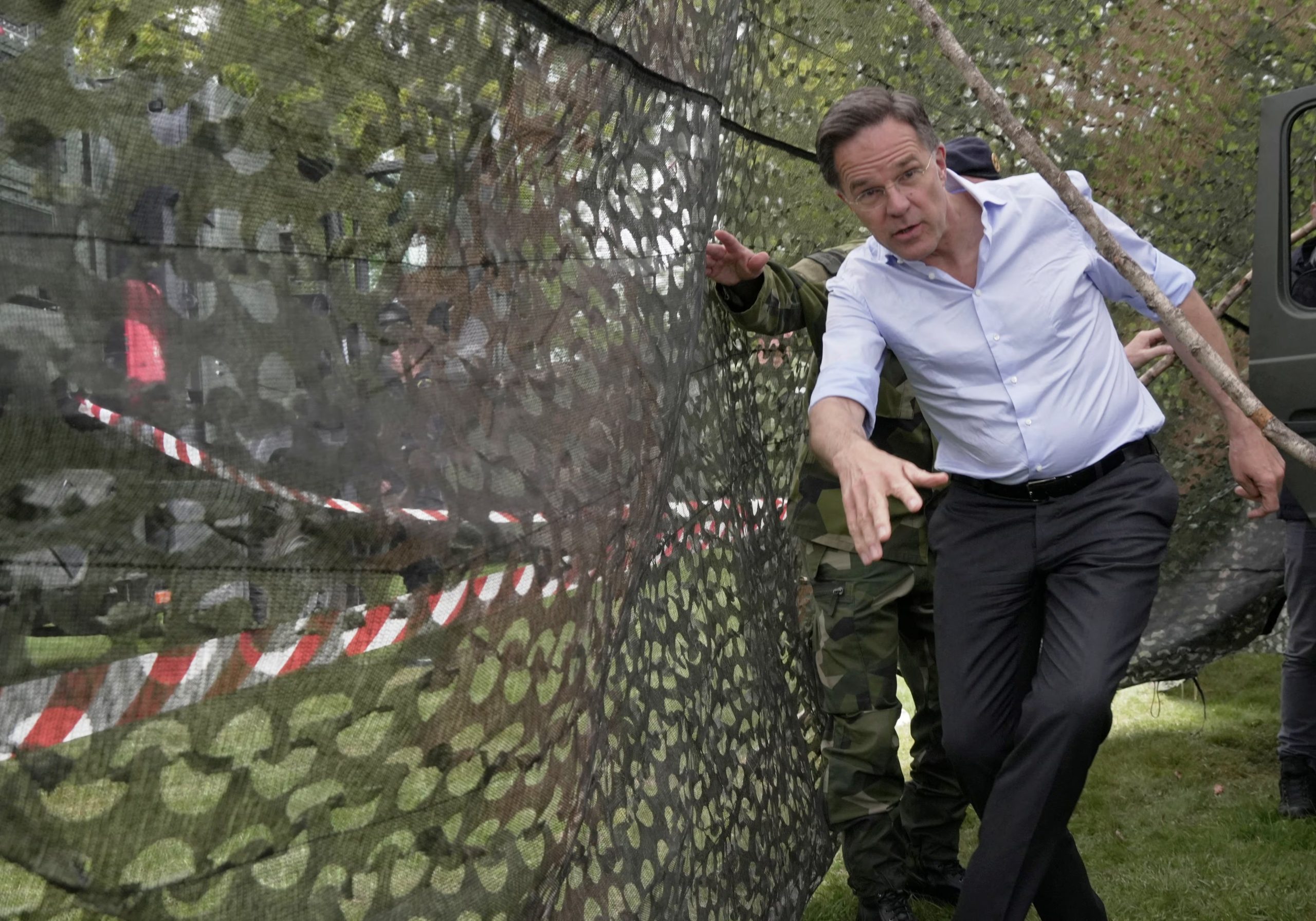 El secretario general de la OTAN, Mark Rutte, se aleja de un vehículo militar durante una visita a Revinge, Suecia, el 21 de mayo de 2026 (REUTERS/Tom Little)