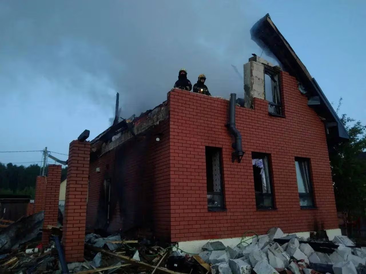 Bomberos rusos trabajan en una casa dañada tras los ataques ucranianos en la región de Moscú (Moscow Regional Governor Andrei Vorobyov/Handout via REUTERS)