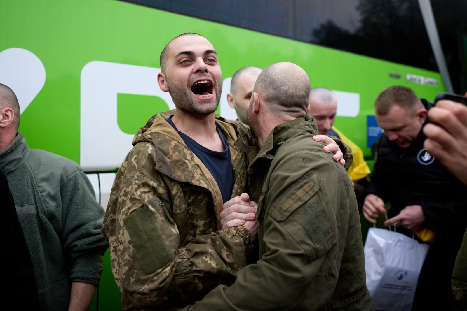 Soldados de las Fuerzas Armadas de Ucrania, la Guardia Nacional y el Servicio Estatal de Guardia Fronteriza regresaron del cautiverio ruso (@ZelenskyyUa)