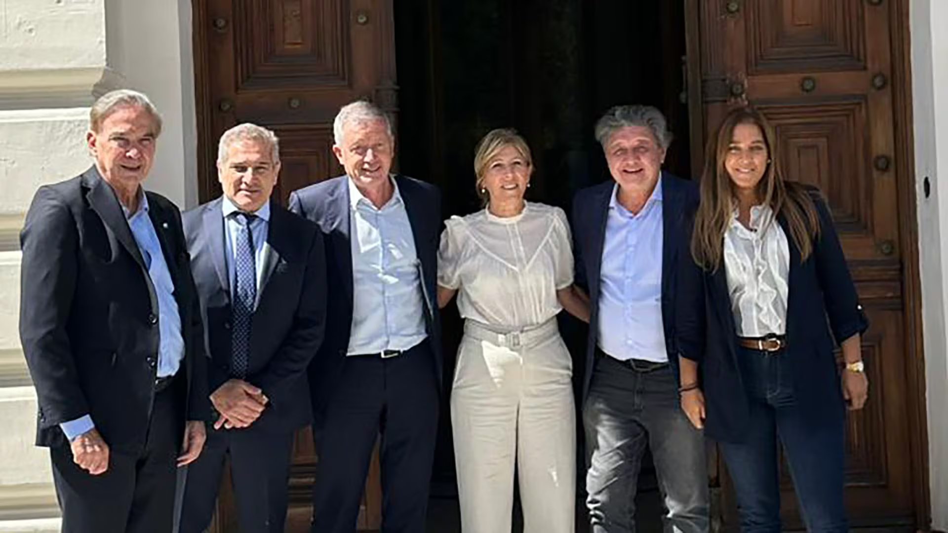 Miguel Ángel Pichetto y Emilio Monzó junto a miembros del bloque Unión y Libertad de la Legislatura bonaerense posan para una foto.