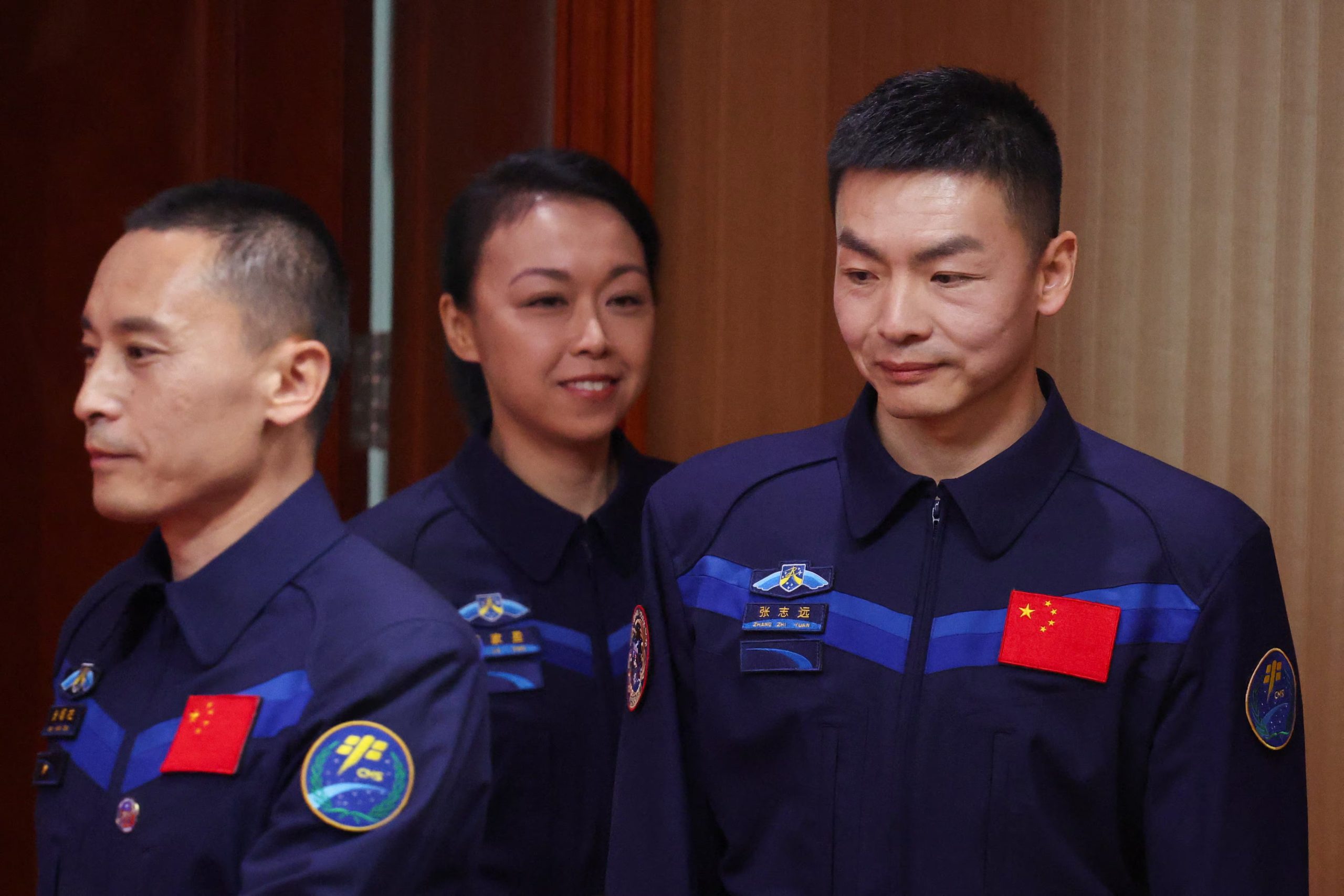 Los astronautas Zhu Yangzhu, Zhang Zhiyuan y Lai Ka-ying, la primera astronauta de Hong Kong, caminan para asistir a una conferencia de prensa antes de la misión espacial Shenzhou-23. (REUTERS/Maxim Shemetov)