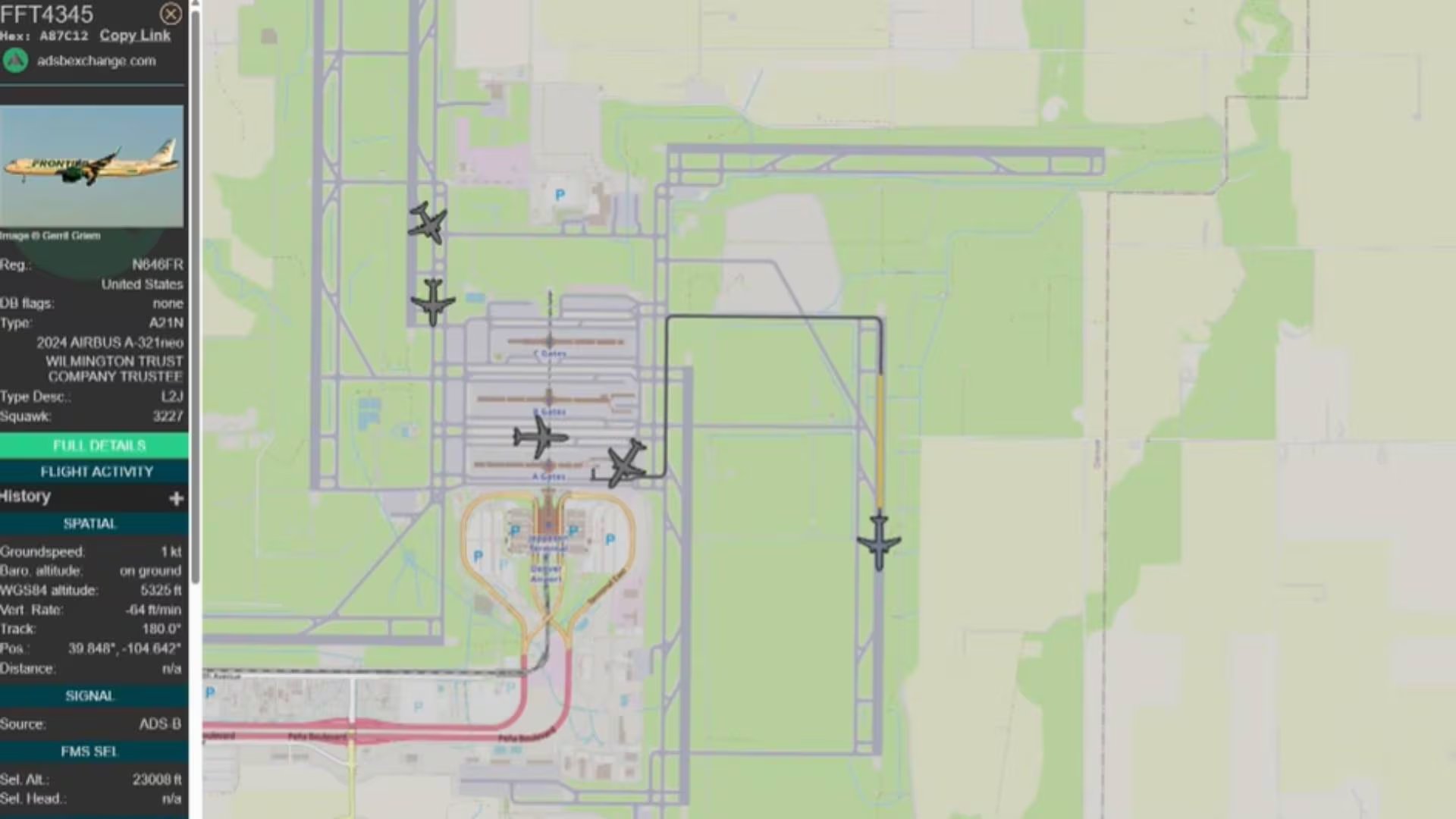 El acceso no autorizado de un peatón a la pista activa de Denver expuso posibles fallas en los protocolos y la seguridad perimetral del aeropuerto (Captura de video)