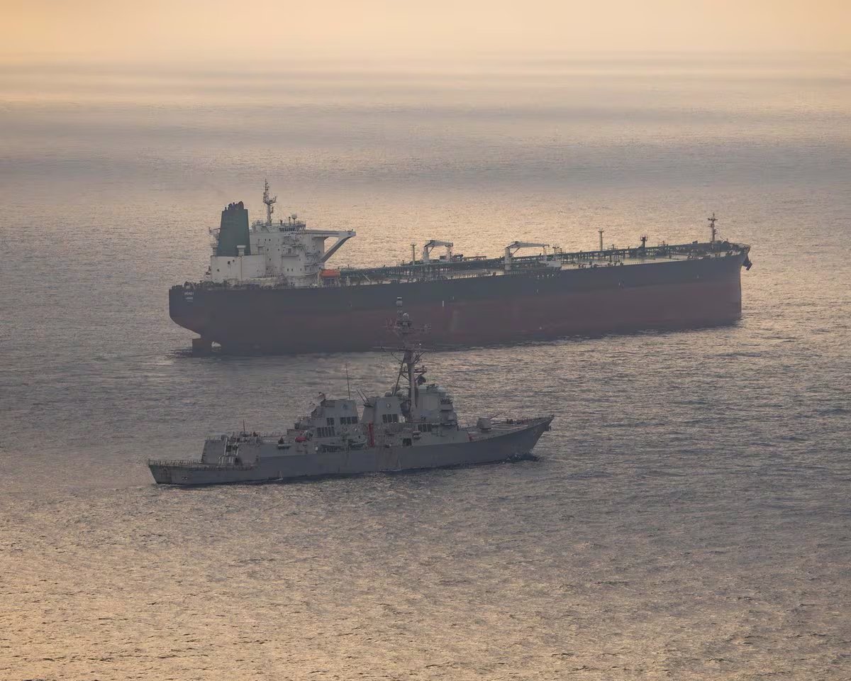El USS Rafael Peralta (DDG 115) cerca de lo que el Comando Central de EE. UU. describió como un buque que intentaba navegar hacia un puerto iraní, en el marco del bloqueo estadounidense a los puertos iraníes, en una ubicación desconocida, publicada el 24 de abril de 2026 (REUTERS)