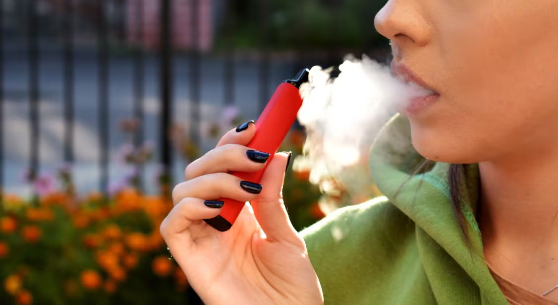 En 2025, la Agencia de Seguridad Sanitaria del Reino Unido registró más de 1.200 casos de intoxicación por cigarrillos electrónicos manipulados, un incremento del 30% (Foto cortesía Ministerio de Salud)