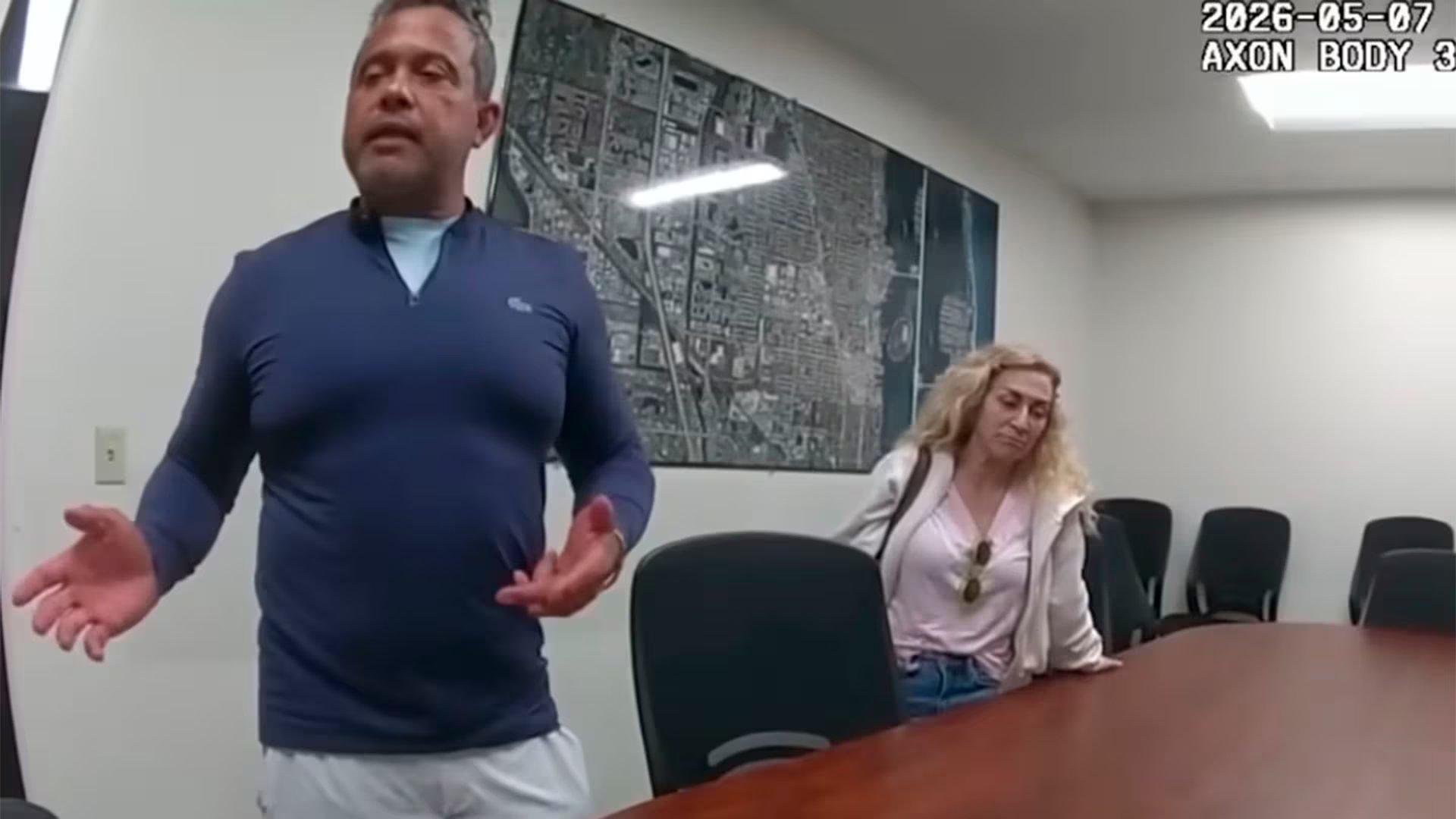 Durante varios días, Salazar investigó y preguntó en la tienda de conveniencia sin rendirse hasta hallar al propietario de la riñonera (Captura de video)