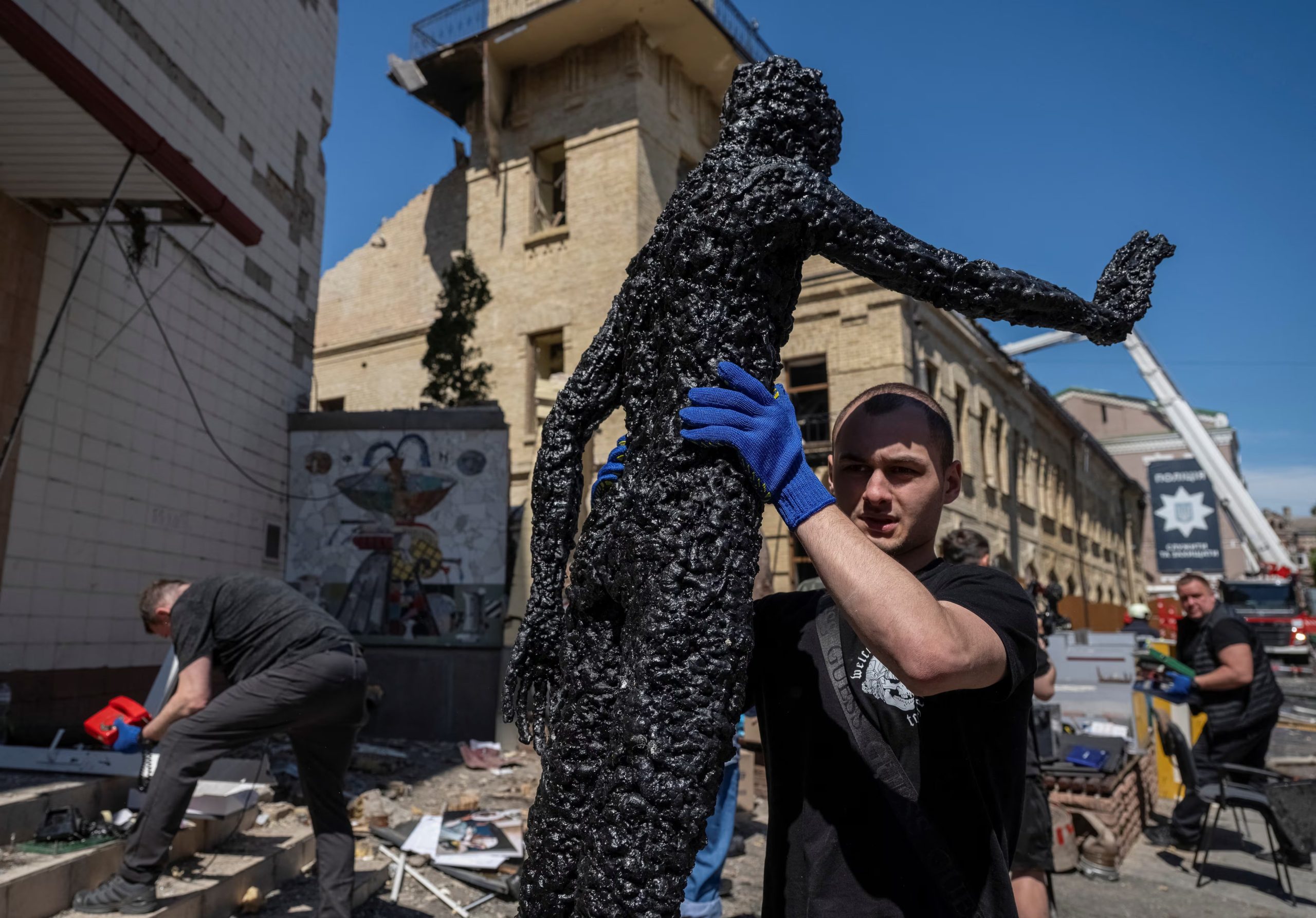 Un trabajador retira una pieza dañada del Museo Nacional de Chernobyl; entre lo rescatado figuran una pintura de Maria Prymachenko y la bandera izada en la central tras su desocupación en 2022 (REUTERS/Viacheslav Ratynskyi)