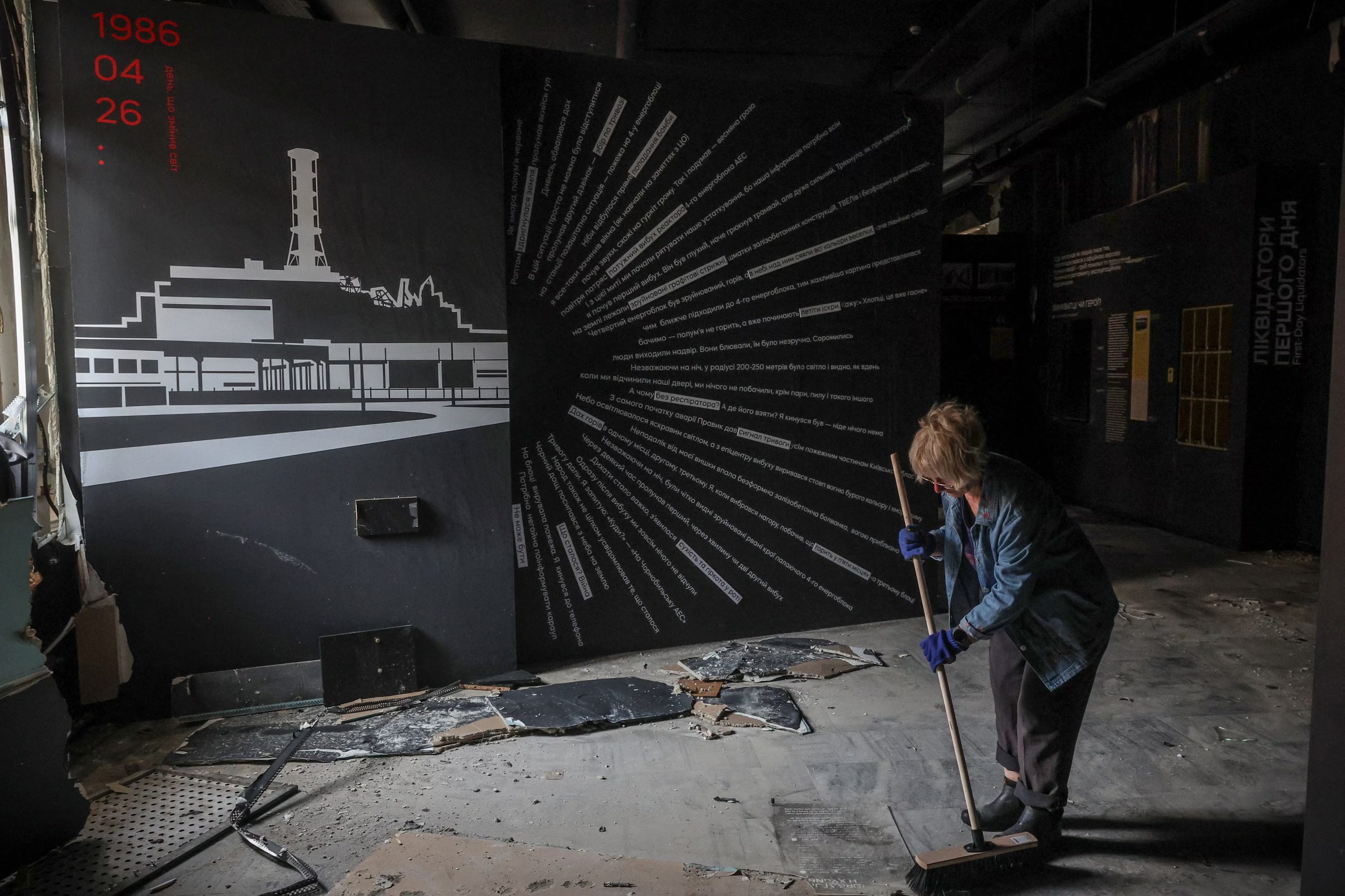 Una trabajadora limpia el interior del Museo Nacional de Chernobyl, inaugurado en 1992 en una antigua estación de bomberos del barrio histórico de Podil (REUTERS/Alina Smutko)