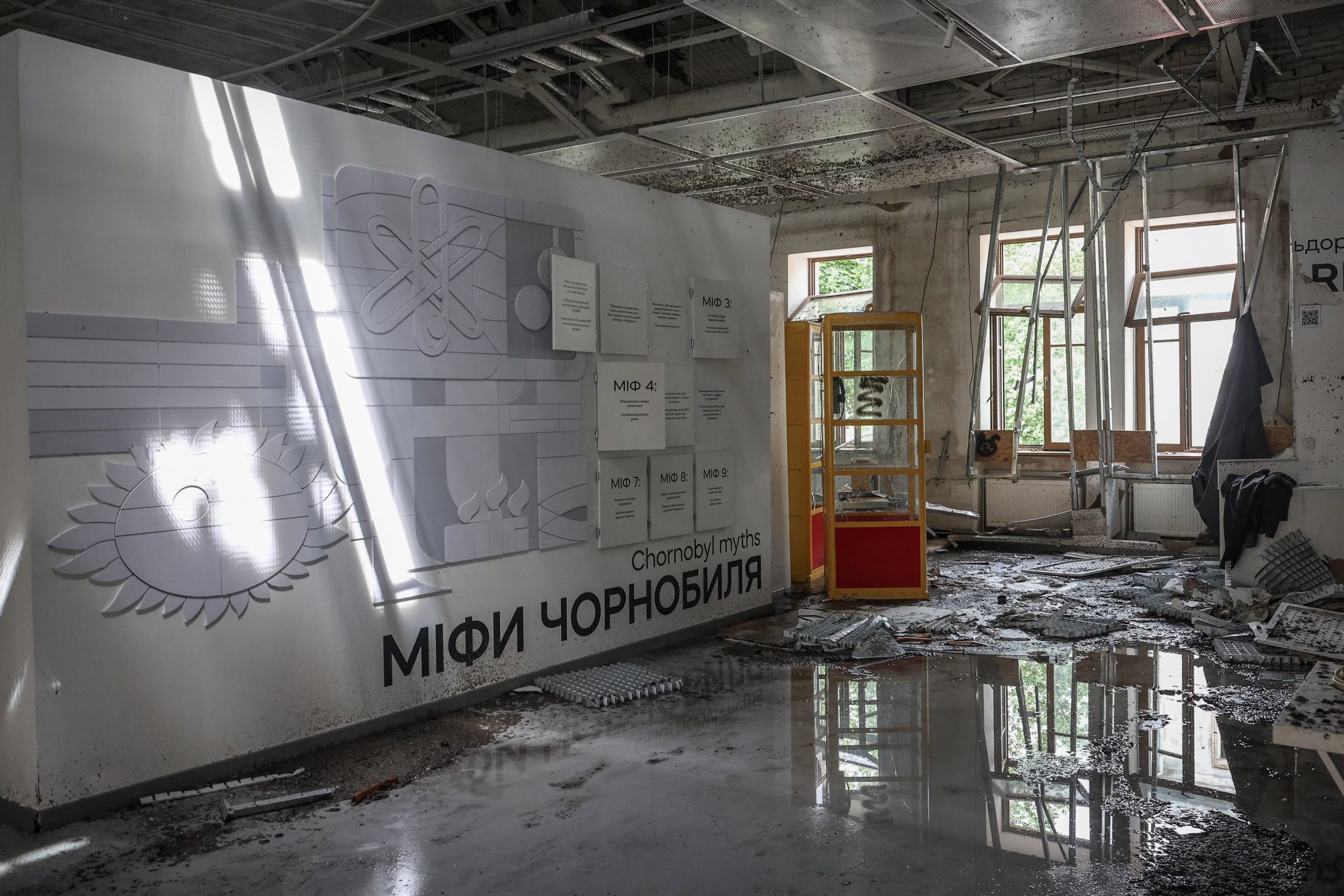 Interior del Museo Nacional de Chernobyl tras el bombardeo del domingo, uno de los pocos del mundo dedicados a la catástrofe nuclear, comparable solo al Museo Memorial de la Paz de Hiroshima (REUTERS/Alina Smutko)