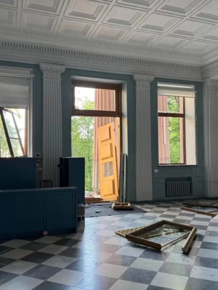 Otra de las salas dañadas del museo, con una puerta arrancada y los vidrios destrozados; las ventanas reventaron por la onda expansiva, que también alcanzó edificios vecinos (Ministerio de Cultura de Ucrania)