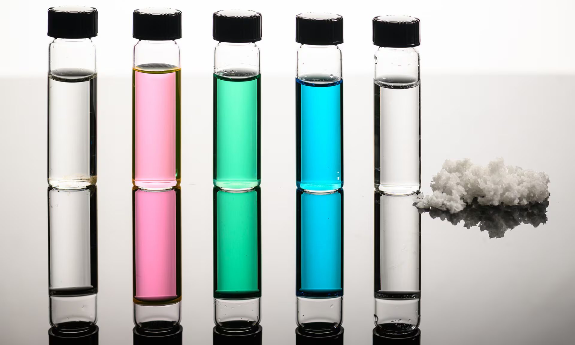 Frascos con agua de mar, agua del Gran Lago Salado, sulfato de níquel, aguas residuales con cloruro de cobre y agua desalinizada, junto con sales recuperadas, muestran cómo el nuevo enfoque desarrollado por investigadores de la Universidad de Rochester transforma aguas naturales e industriales en agua dulce y minerales reutilizables (University of Rochester photo / J. Adam Fenster) (University of Rochester photo / J. Adam Fenster)