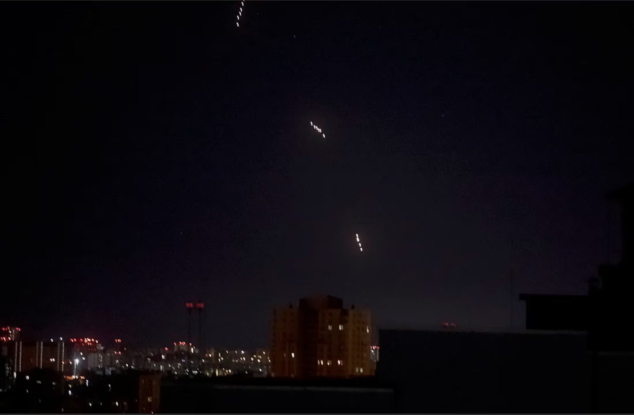 Misiles rusos, que según la Fuerza Aérea Ucraniana parecen ser misiles balísticos hipersónicos Oreshnik, sobrevuelan Kiev, Ucrania, durante un ataque con misiles y drones rusos en el marco de la ofensiva rusa contra Ucrania. Esta captura de pantalla fue tomada de un video el 24 de mayo de 2026. REUTERS/Gleb Garanich