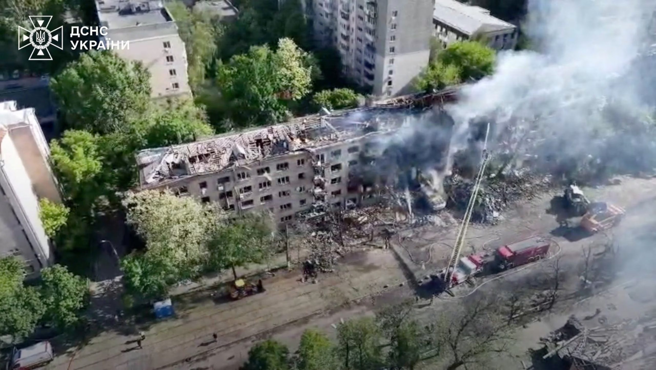 Vista aérea con dron del humo que se eleva desde un edificio dañado tras un ataque ruso, en el marco de la ofensiva rusa contra Ucrania, en Kiev, Ucrania, el 24 de mayo de 2026. Captura de pantalla de un vídeo distribuido. Servicio Estatal de Emergencias de Ucrania/Distribuido vía REUTERS