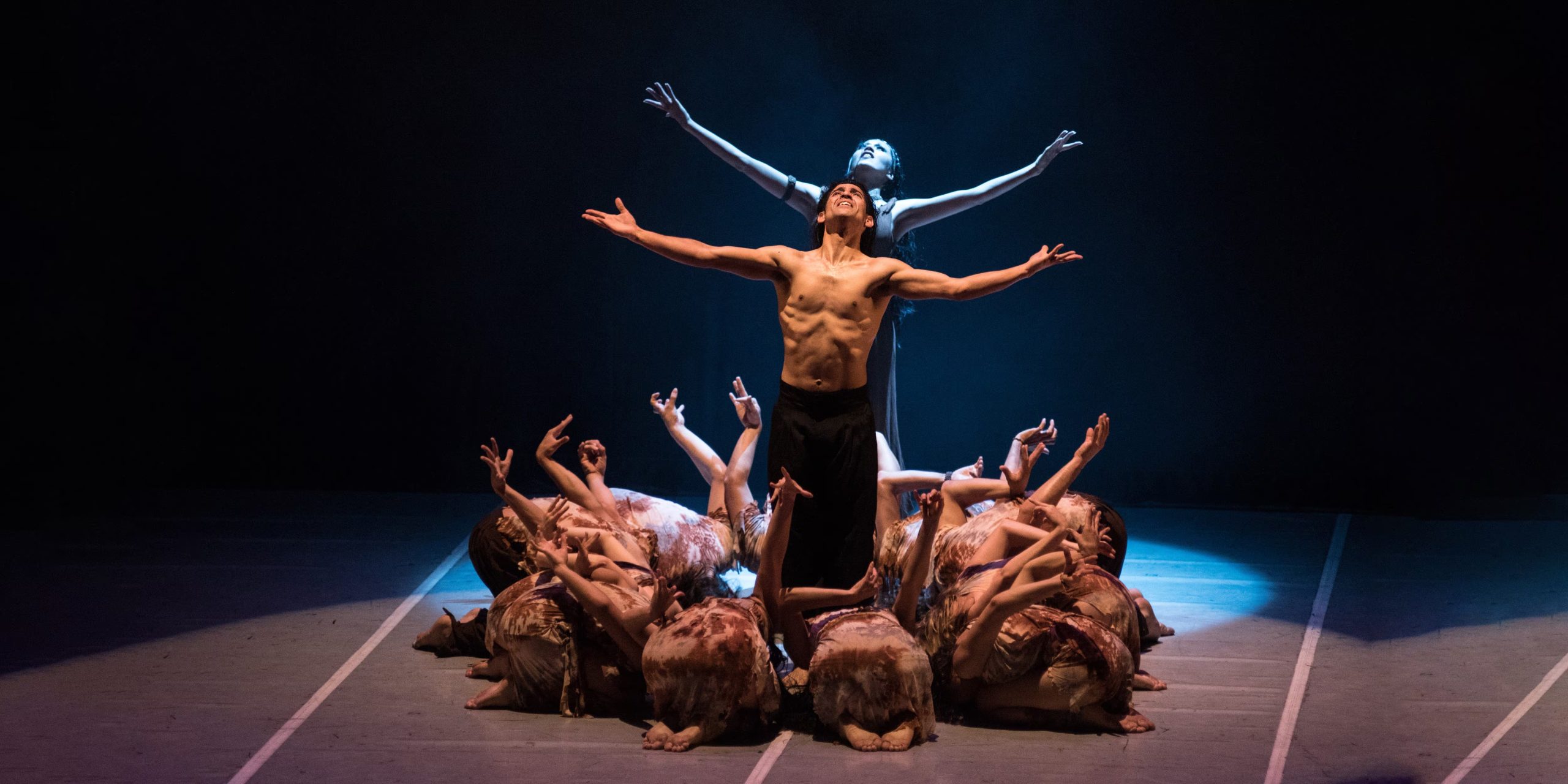 El espectáculo transforma la obra de Mercedes Sosa en un lenguaje coreográfico que fusiona cuadros colectivos e intervenciones solistas