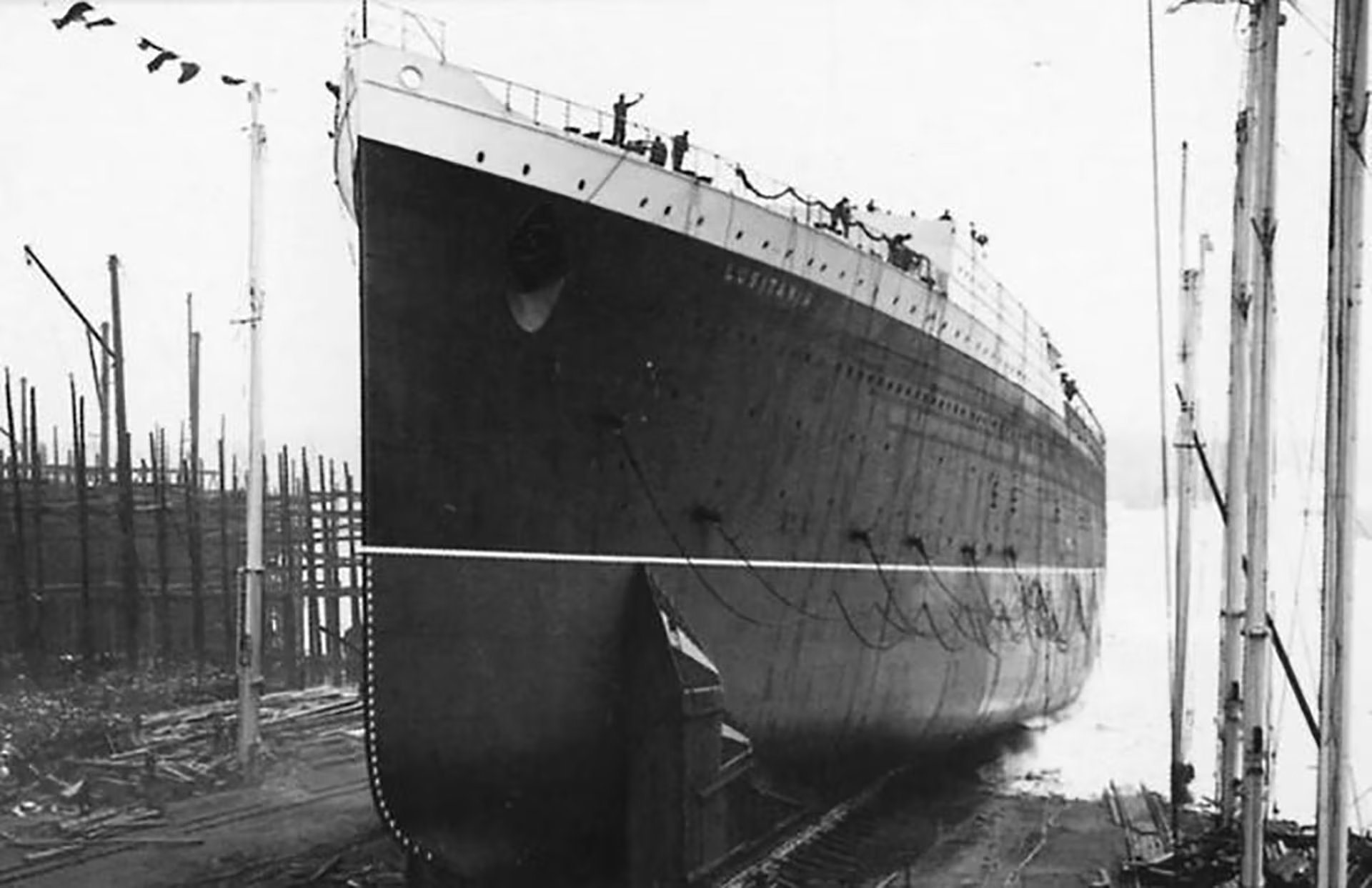 El Lusitania, hundido en apenas 18 minutos tras el impacto del torpedo, solo logró arriar seis de sus cuarenta y ocho botes salvavidas, lo que agravó la tragedia