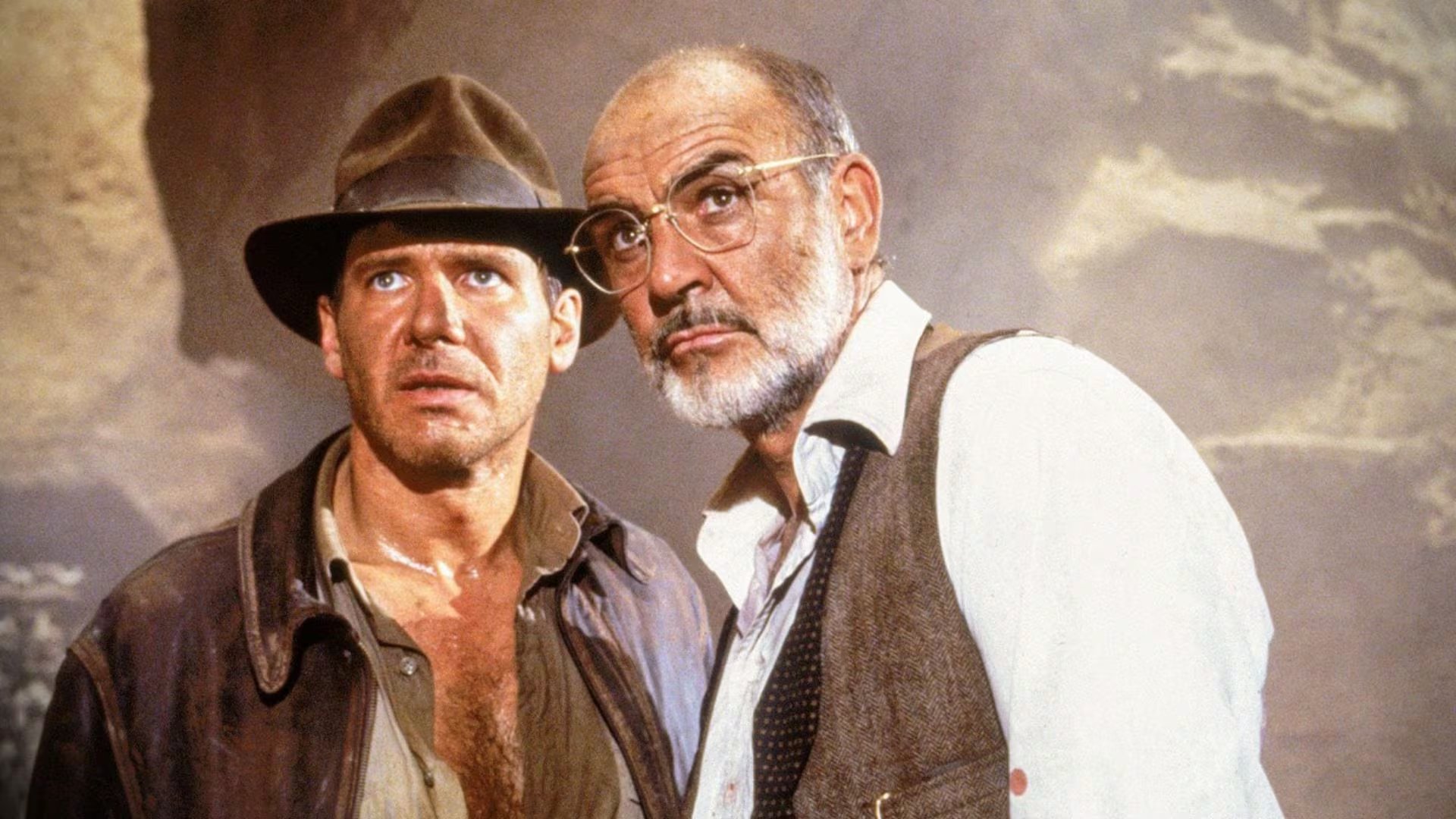 La interacción entre Sean Connery y Harrison Ford enriqueció la narrativa y la dinámica principal del filme (foto: IMDb/Universal Pictures)