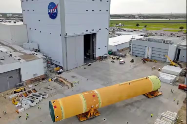 El cohete SLS es el más potente construido por la NASA, con 64 metros de altura y propulsores que generan más del 75 por ciento del empuje en el despegue. (NASA)
