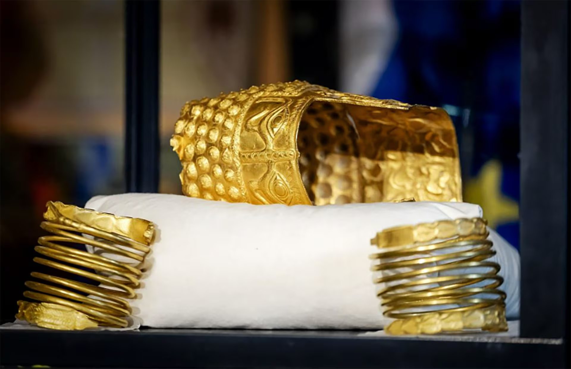 El icónico Casco de Coțofenești, junto con brazaletes de oro dacios, se exhibe en el Drents Museum, cedido por el Museo Nacional de Historia de Rumanía.