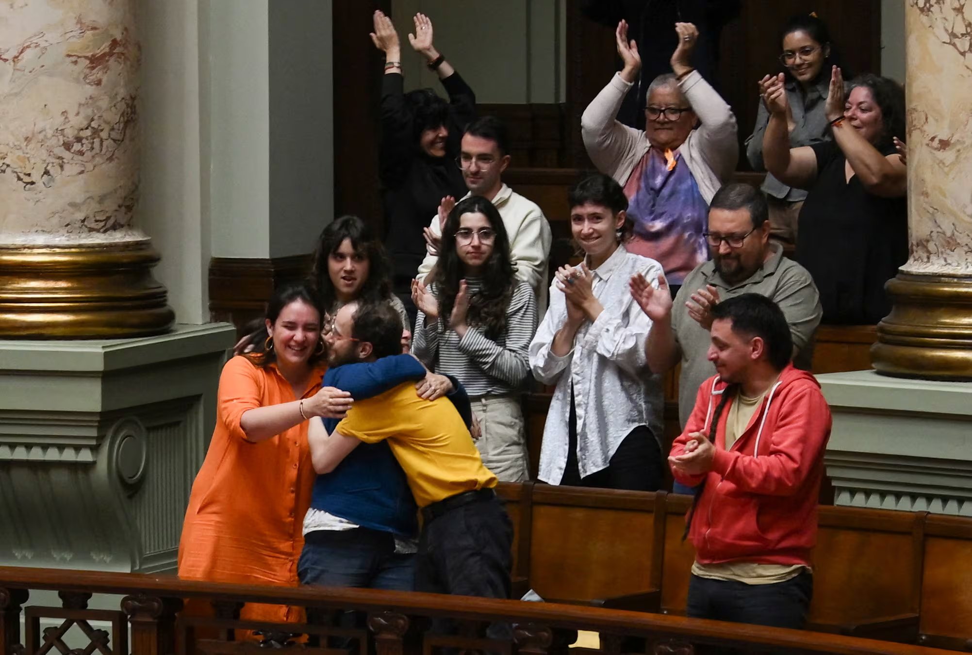 Florencia Salgueiro y otros miembros de Empatía Uruguay celebran la aprobación de un proyecto de ley que legaliza la eutanasia en el Palacio Legislativo (REUTERS/Martin Varela Umpierrez)