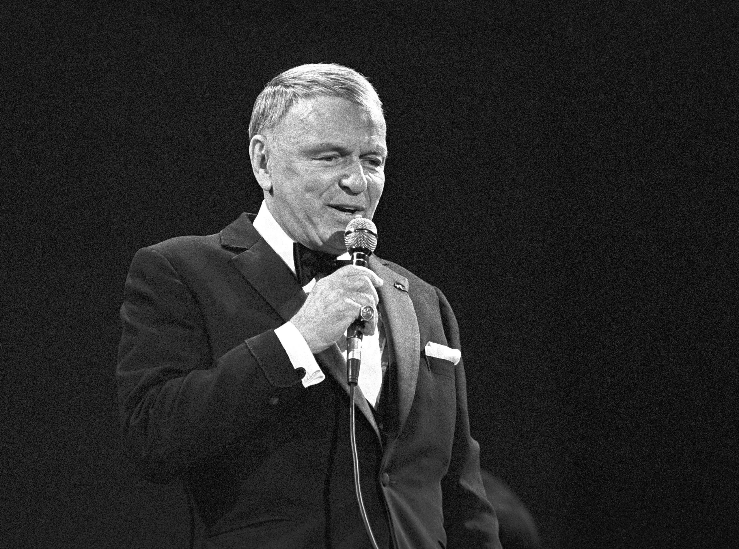 El último show de Frank Sinatra fue el 25 de febrero de 1995. En la foto, en una presentación de 1986 en Madrid, España (EFE)
