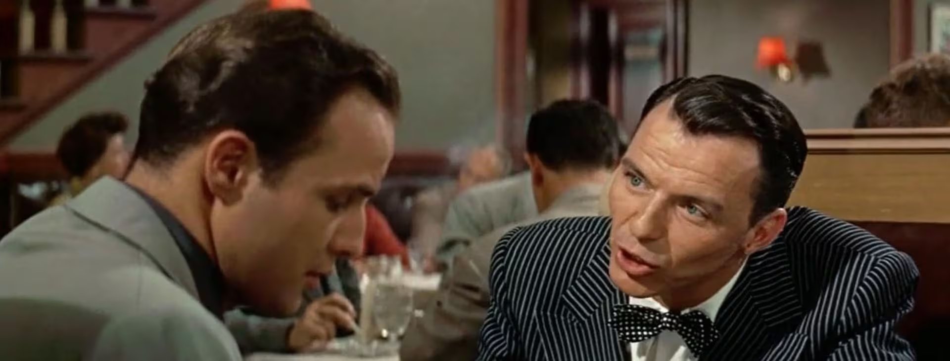 Frank Sinatra en una de sus tantas actuaciones en películas. Junto a Marlon Brando en el filme 
