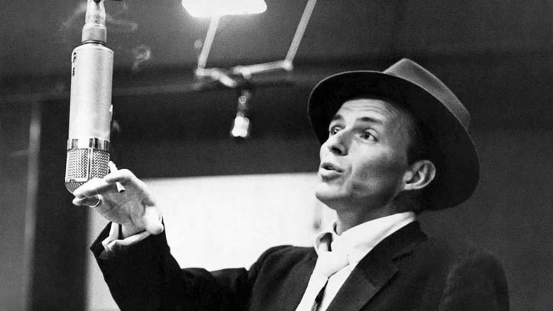 Frank Sinatra padeció, entre otras cosas, en los últimos años de vida, problemas cardíacos y un principio de demencia que le generaba dificultades para recordar sus canciones (Wikipedia)