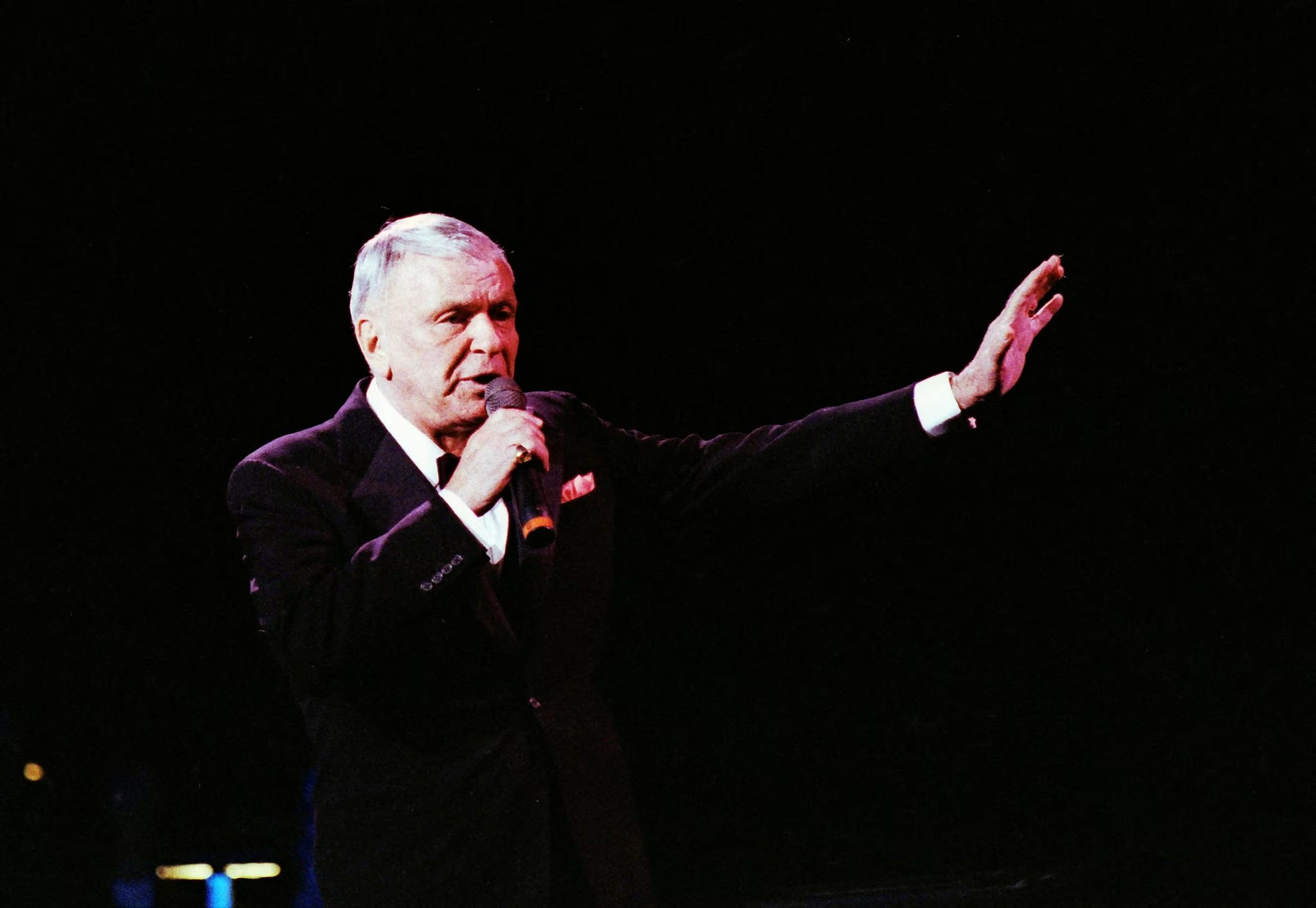 Frank Sinatra en un concierto en el Royal Albert Hall en Londres, Gran Bretaña, en mayo de 1992. En 1981 cantó en la Argentina (REUTERS)
