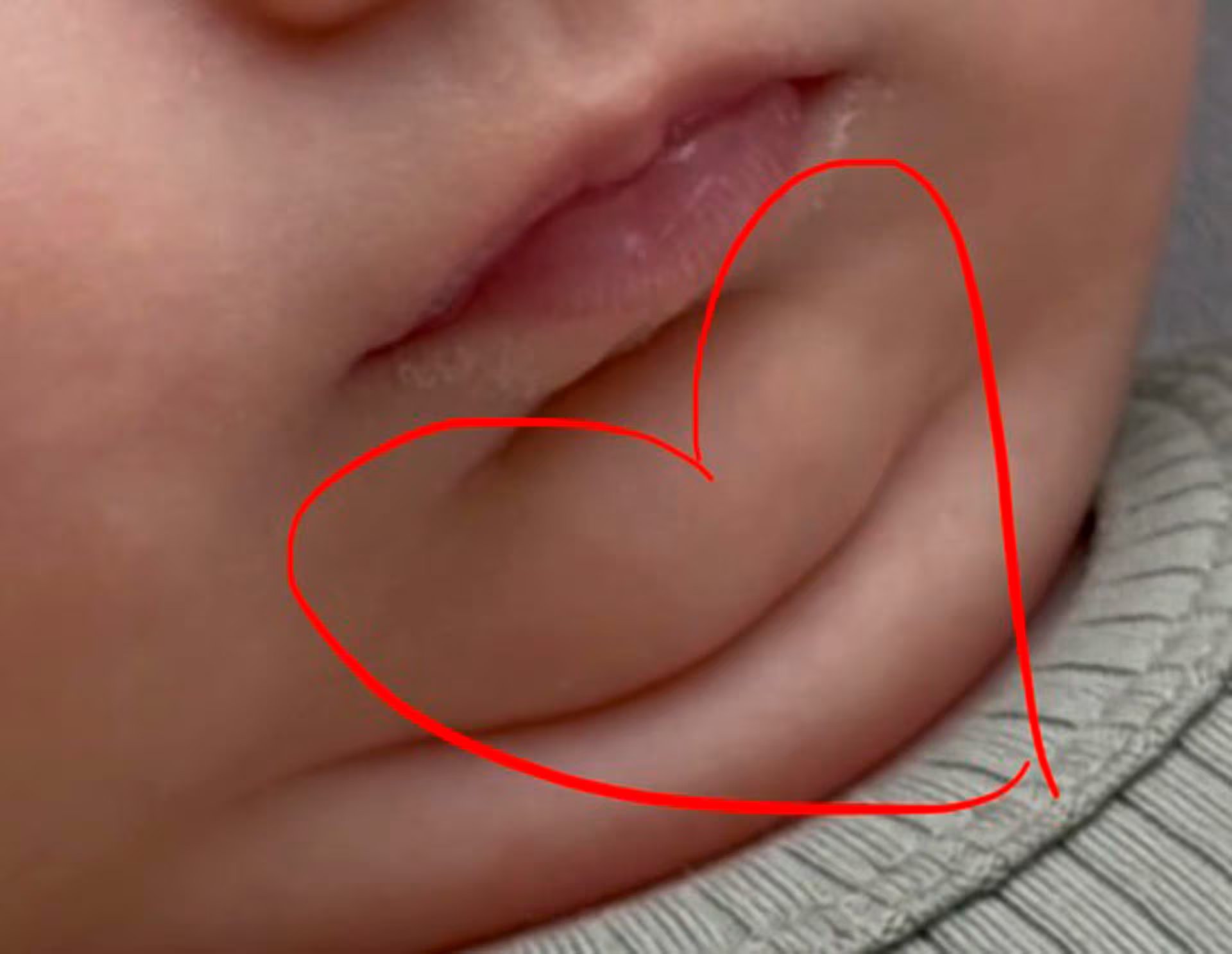 Úrsula Corberó compartió una dulce instantánea de su hijo Dante Darín, donde se aprecia parte de su rostro con un corazón dibujado sobre su mejilla.