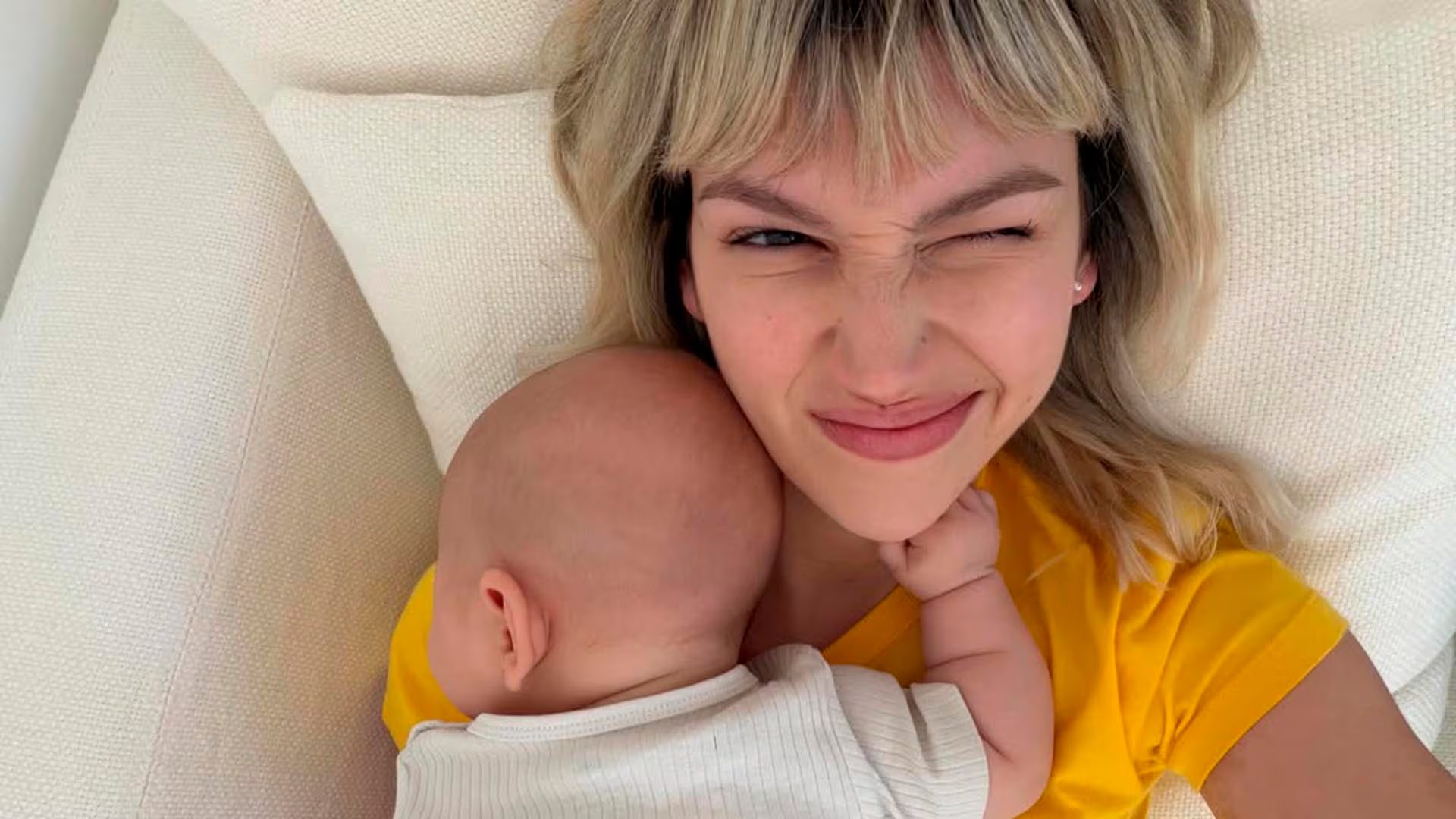 Úrsula Corberó posa sonriente junto a su hijo Dante Darín, mostrando un instante de afecto familiar