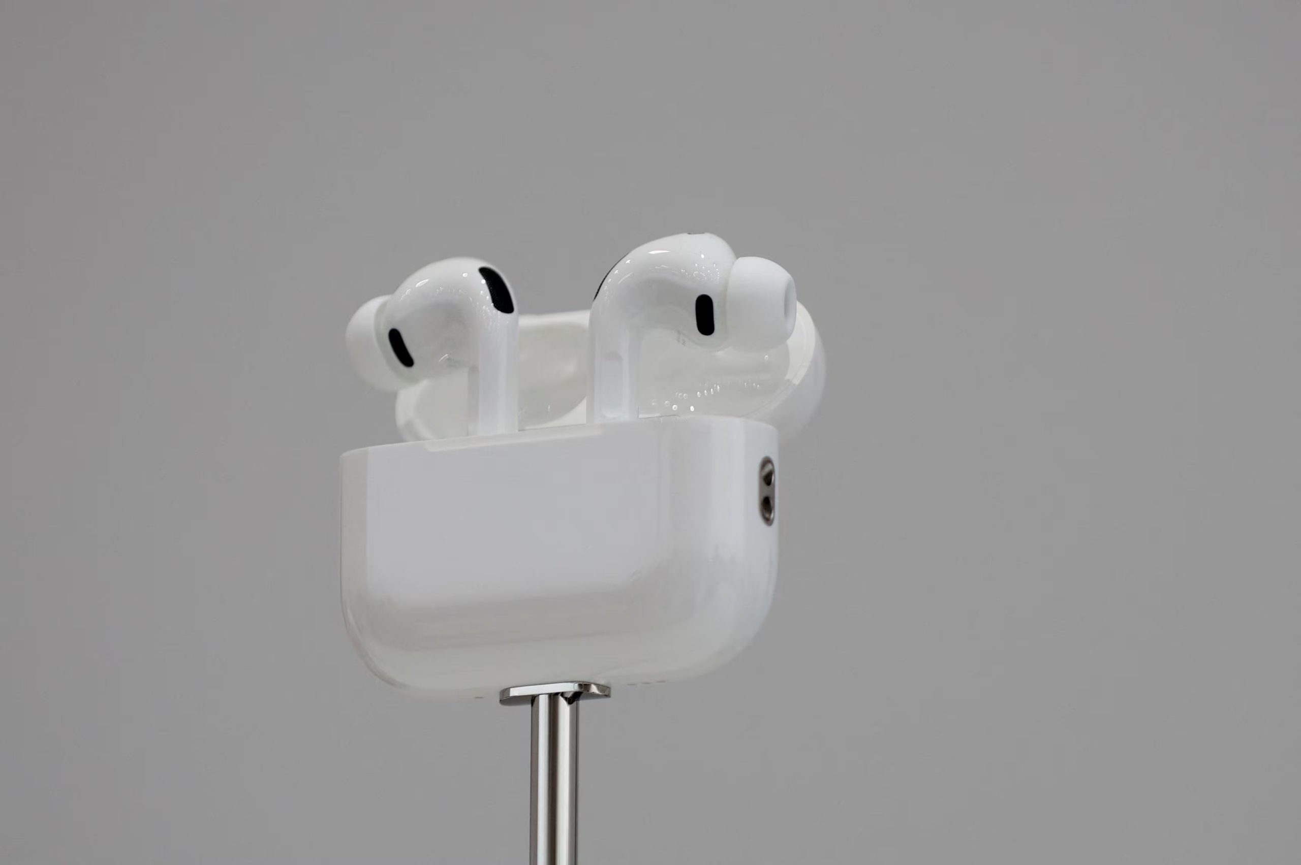 La aplicación LibrePods elimina la necesidad de rootear teléfonos Android para acceder a la mayoría de funciones básicas de los AirPods.(REUTERS/Manuel Orbegozo)