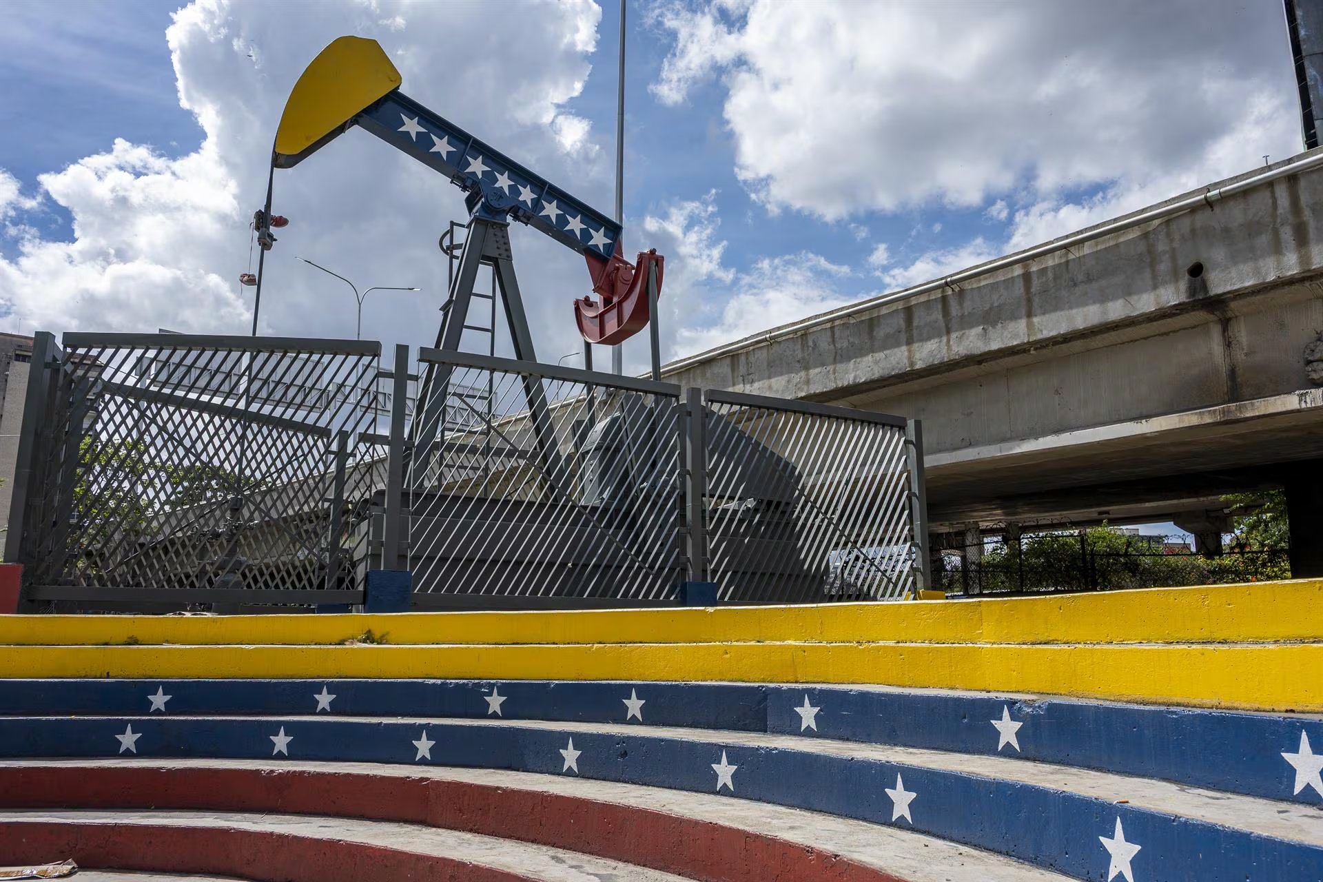 El funcionario estadounidense destacó el contexto político que facilitó estos avances. La reanudación de relaciones diplomáticas entre ambos países, tras la captura de Nicolás Maduro por fuerzas estadounidenses en enero, impulsó la presencia de compañías norteamericanas en el sector energético venezolano (EP)