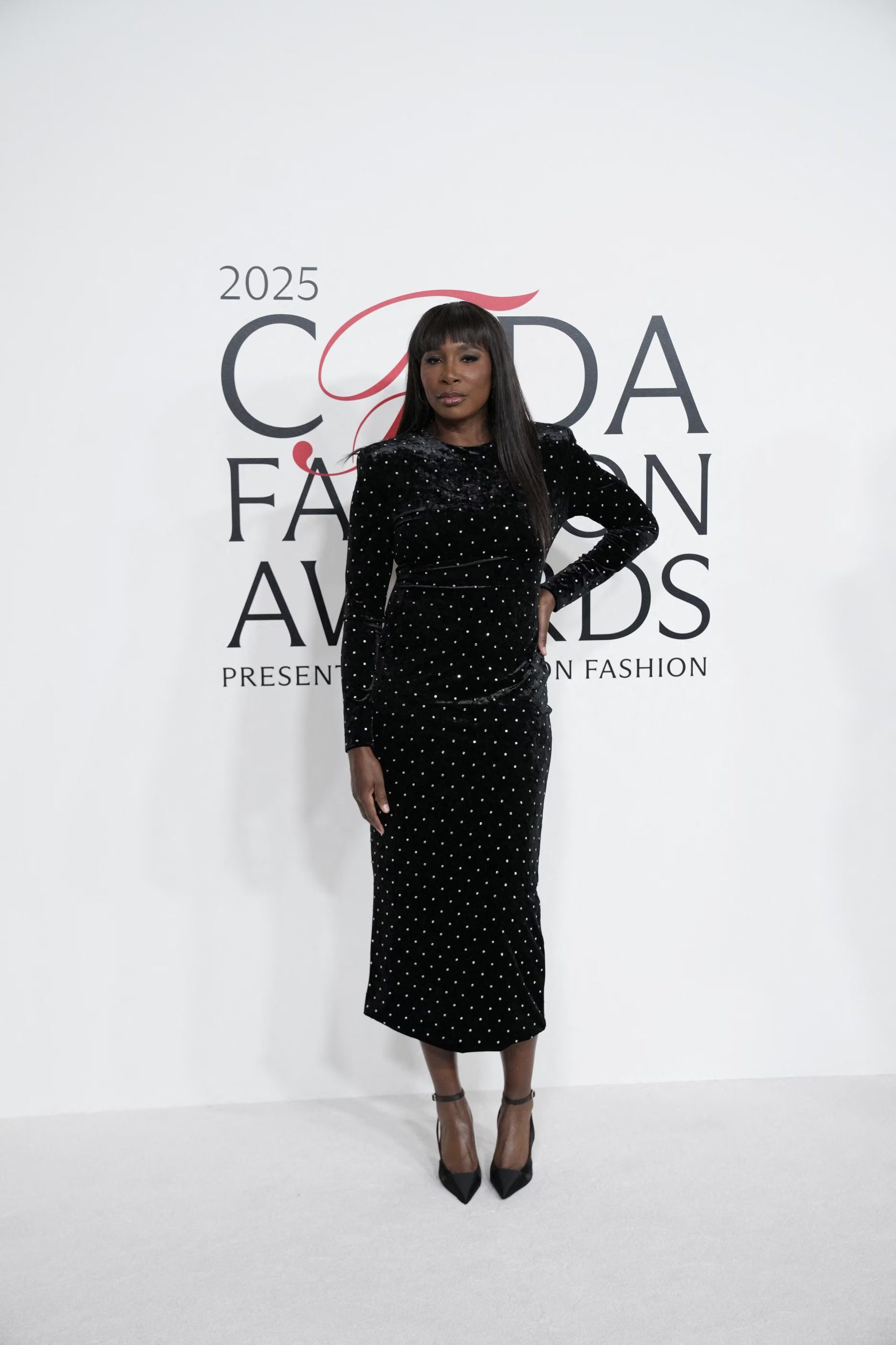 Venus Williams anticipa su llegada a la Met Gala 2026 con un vestido de terciopelo negro y apliques plateados, consolidando su sello de sofisticación y fuerza en la moda internacional (REUTERS/Eduardo Munoz)