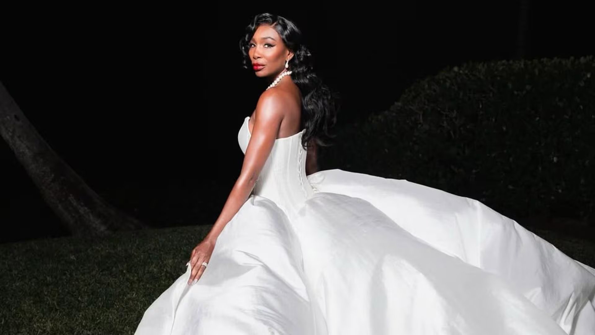 El glamour clásico podría brillar en la Met Gala con el esperado look de Venus Williams: un vestido blanco voluminoso con corsé estructurado y detalles en perlas