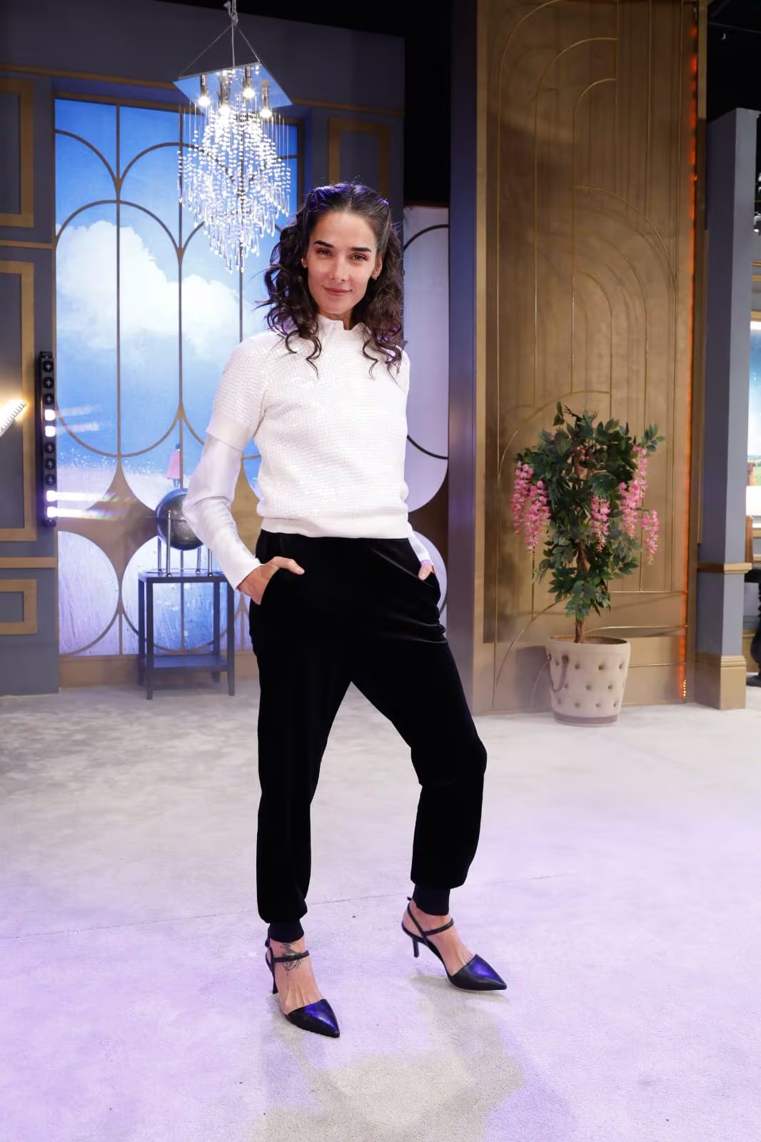 El domingo pasado, Juana apostó por un look otoñal y cómodo para recibir a sus invitados (StoryLab)